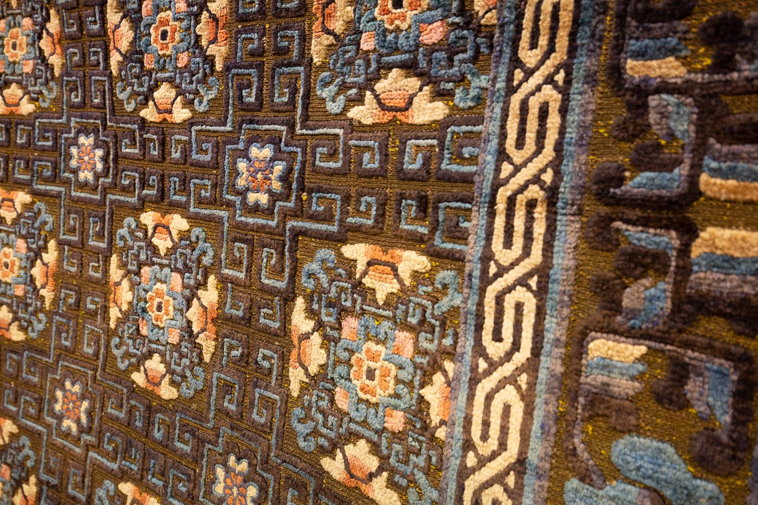 Alfombra china de seda firmada con hilo metálico en Bueno estado para la venta en Ferrara, IT