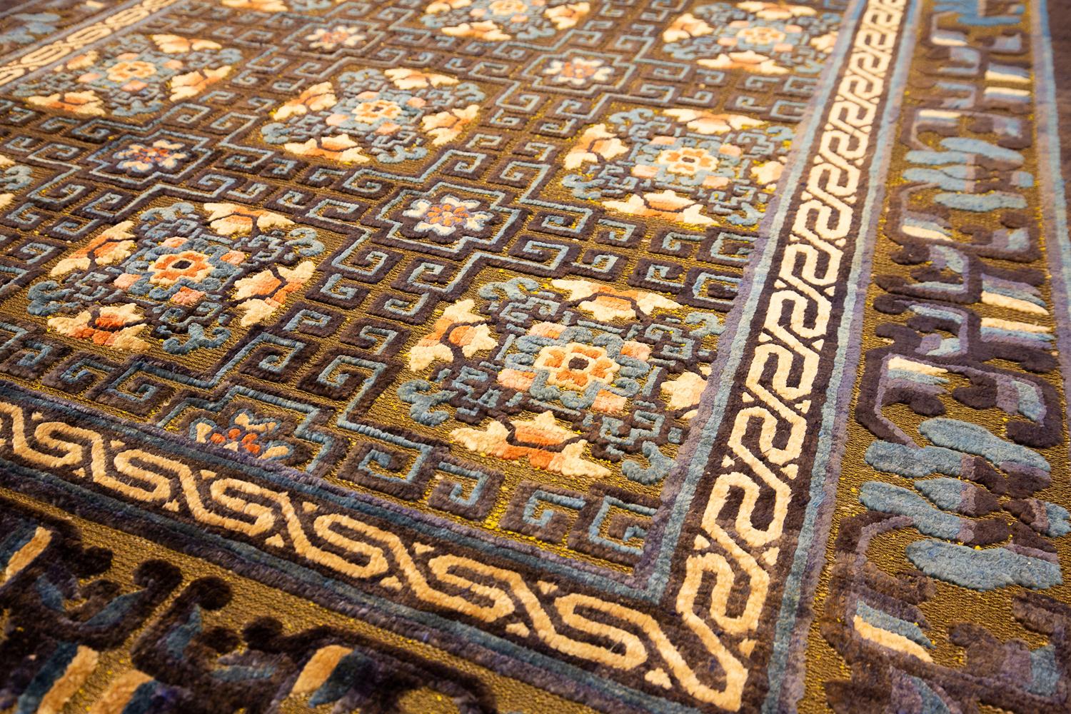 Alfombra china de seda firmada con hilo metálico Metal en venta