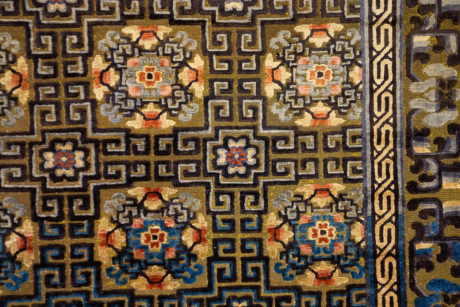 Alfombra china de seda firmada con hilo metálico en venta 1