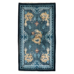 Tapis chinois en soie avec dragon dispersé