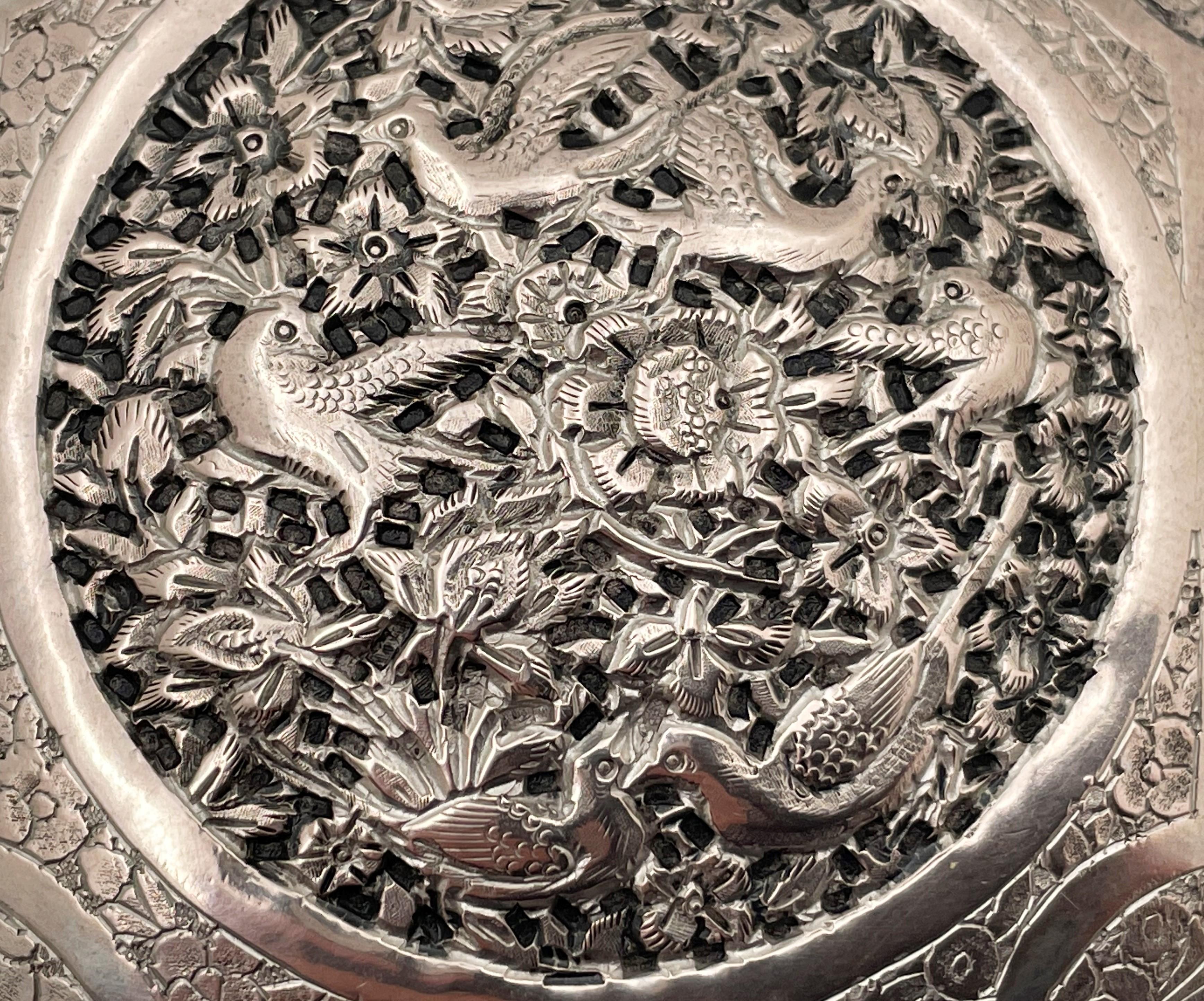 Chinois Boîte chinoise en argent avec motifs d'oiseaux et de fleurs en vente