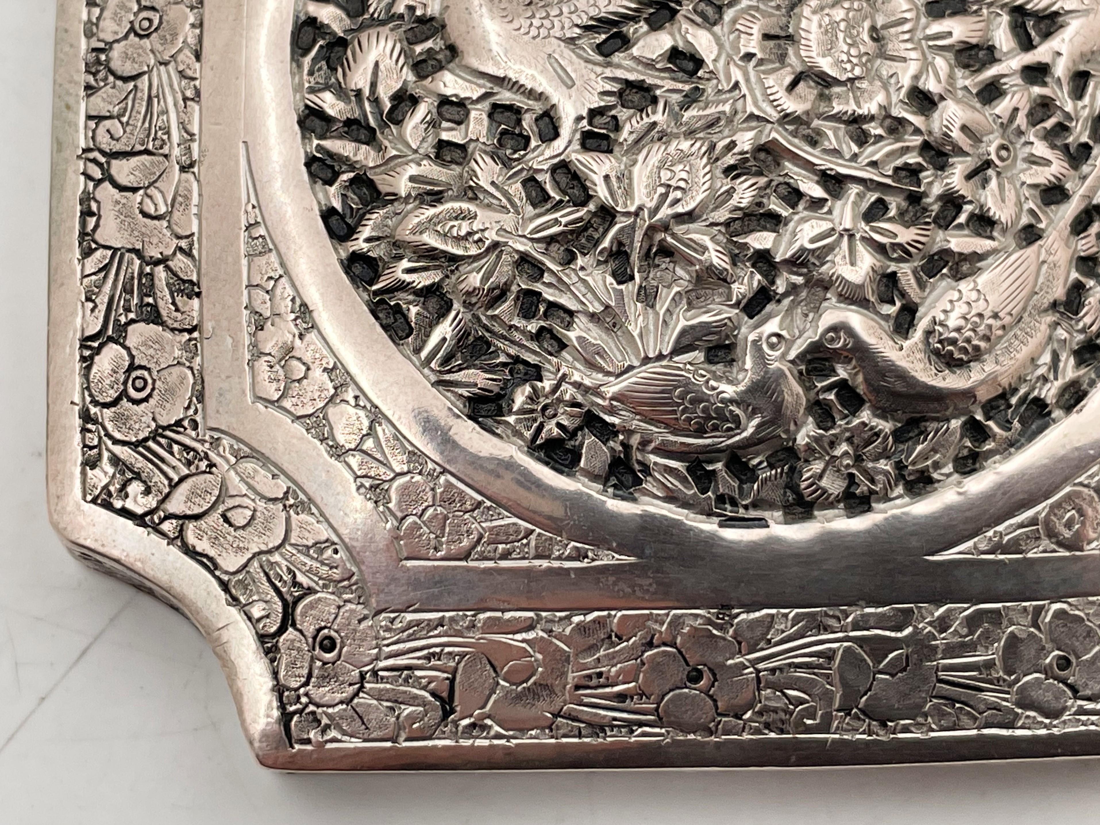Chinesische Silberschachtel mit Vogel- und Blumenmotiven (20. Jahrhundert) im Angebot