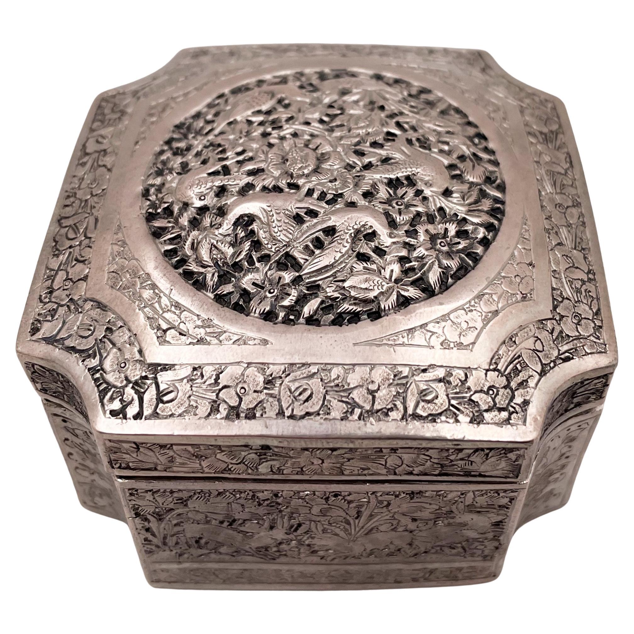 Caja china de plata con motivos florales y pájaros