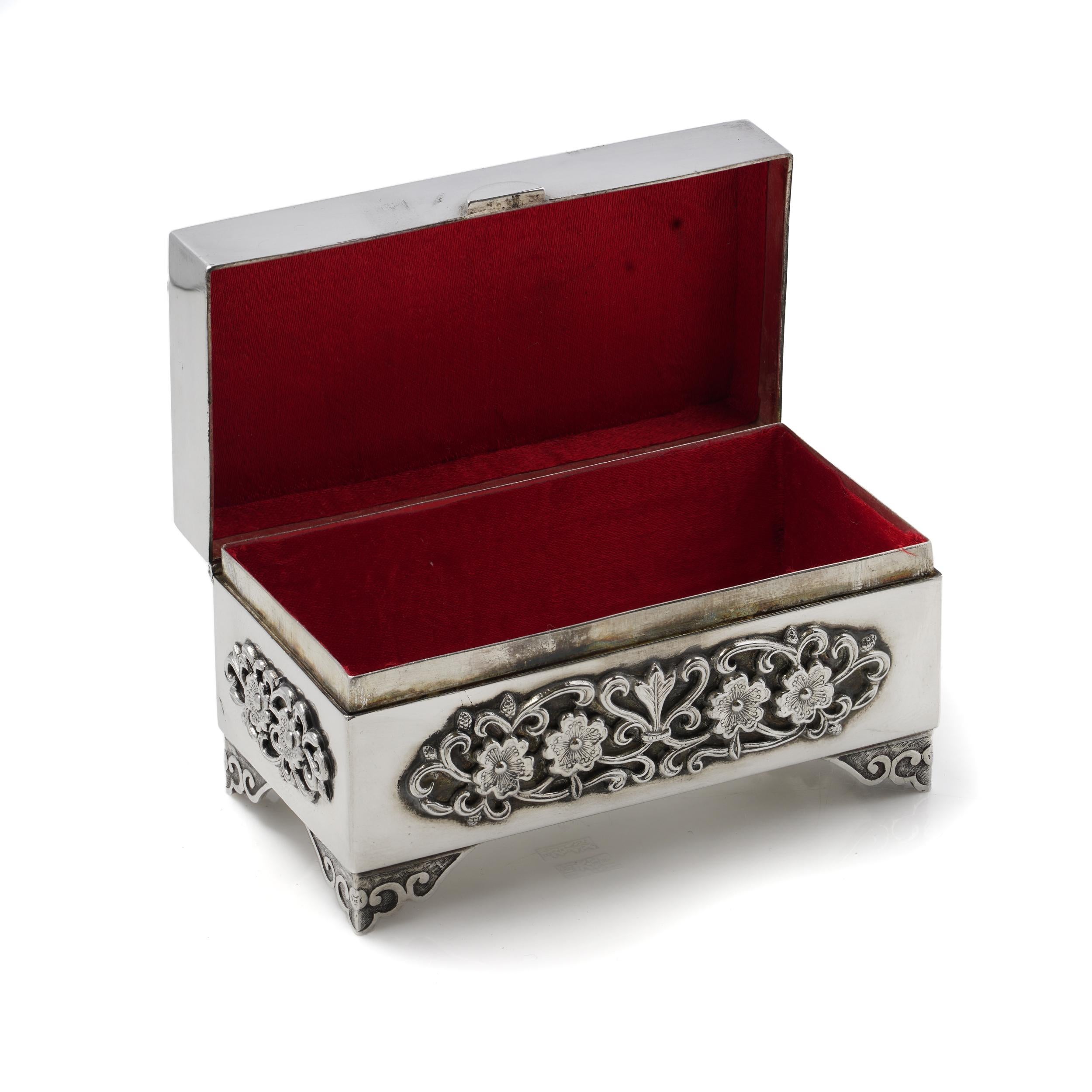 Argento Scatola decorativa cinese in argento con motivo floreale in rilievo e interno in velluto rosso in vendita