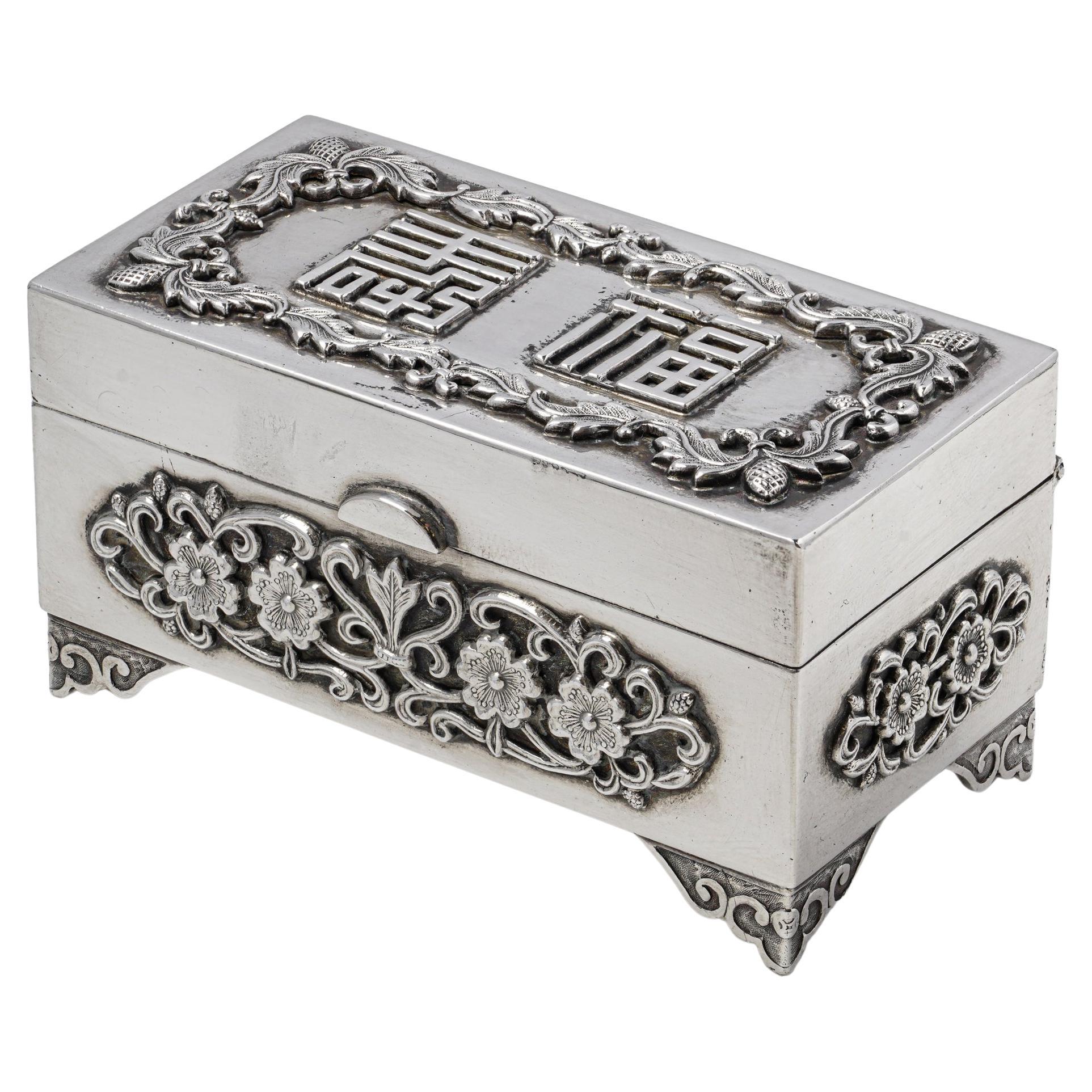 Scatola decorativa cinese in argento con motivo floreale in rilievo e interno in velluto rosso