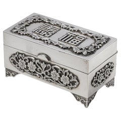 Caja decorativa china de plata con motivo floral en relieve e interior de terciopelo rojo