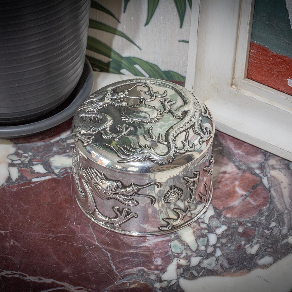 ANTICA SCATOLA D'ARGENTO DELLA DINASTIA QING CON DISEGNO DI DUE DRAGHI GEMELLI

Dalla nostra collezione di argenti, siamo lieti di presentarti questa raffinata Scatola del Drago in argento cinese di Hung Chong & Co. Fusa in forma circolare, la