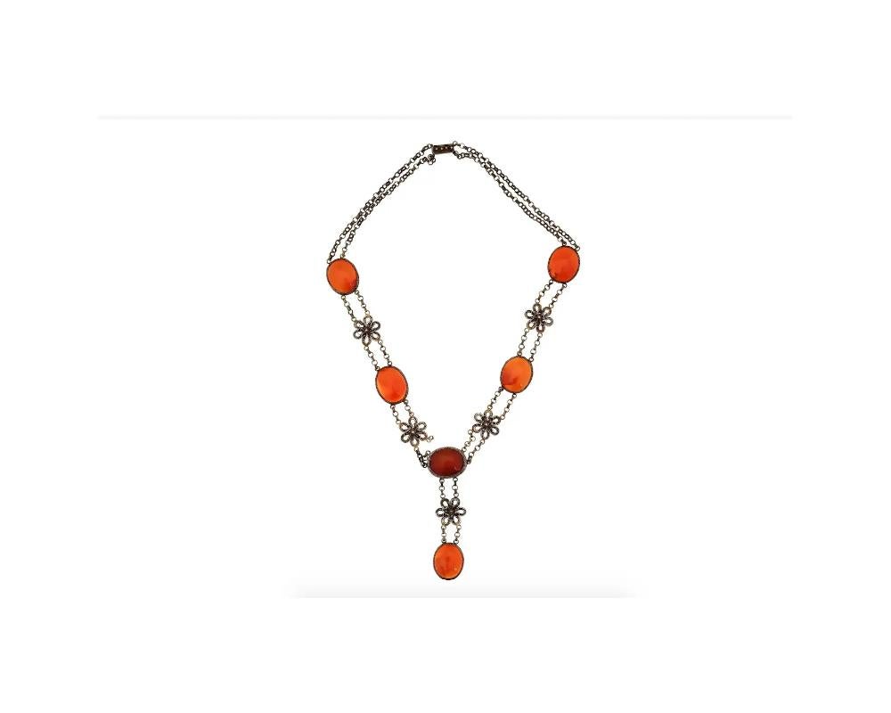 Un collier chinois vintage en argent sterling avec des fleurs filigranes et de grands cabochons en agate. Le poinçon hiéroglyphique se trouve au dos de la pierre agate centrale. Poids total : 33 grammes. Argenterie chinoise, bijoux pour