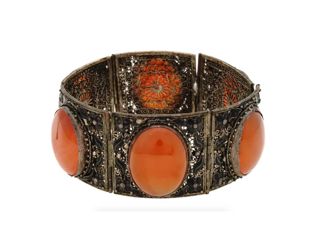 Bracciale cinese vintage a maglie in argento sterling. Le maglie incernierate hanno un design in filigrana con accenti smaltati e grandi cabochon centrali di agata. Il marchio di fabbrica Sterling China si trova sulla chiusura della scatola. Peso
