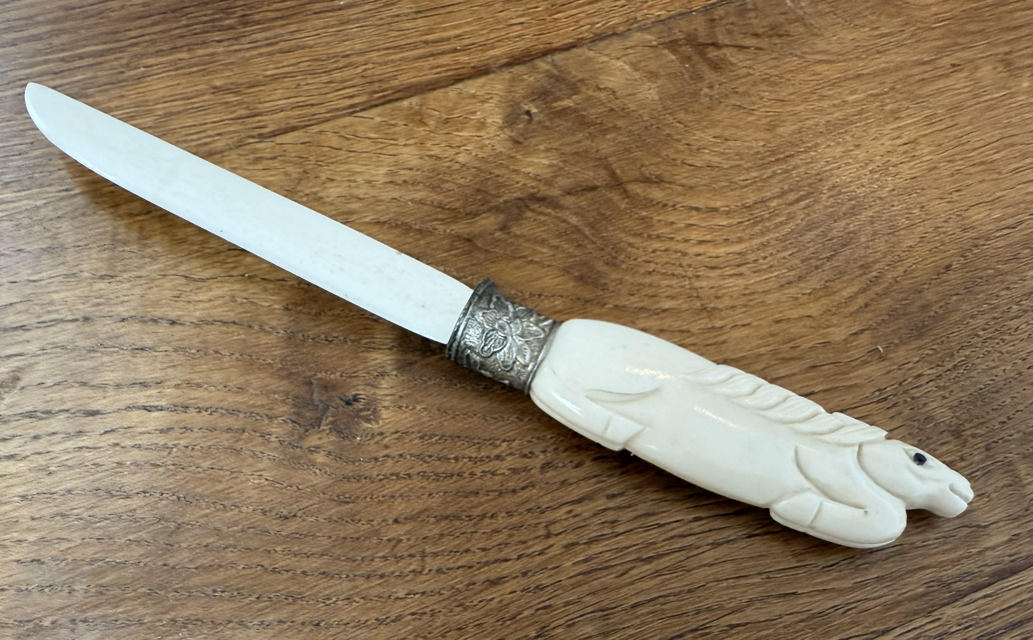 Chinesische Silber montiert Brieföffner mit geschnitzten Knochen Pferd Griff.

Ein charmanter chinesischer Brieföffner aus dem frühen 20. Jahrhundert mit einem fein geschnitzten Knochengriff in Form eines stilisierten Pferdes. Der in Flachrelief