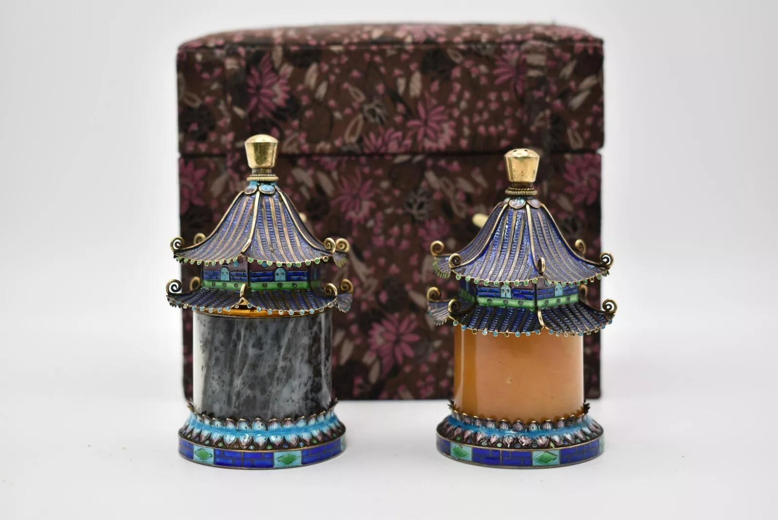 Argento cinese  Shakers e saliera aperta con mestolo in una scatola di presentazione ricoperta di tessuto.
Dimensioni:
8.5 x 4.5 cm

Condit: Bellissimo come da foto. Nessuna crepa o restauro.
Si tratta di un esemplare molto bello, senza difetti,