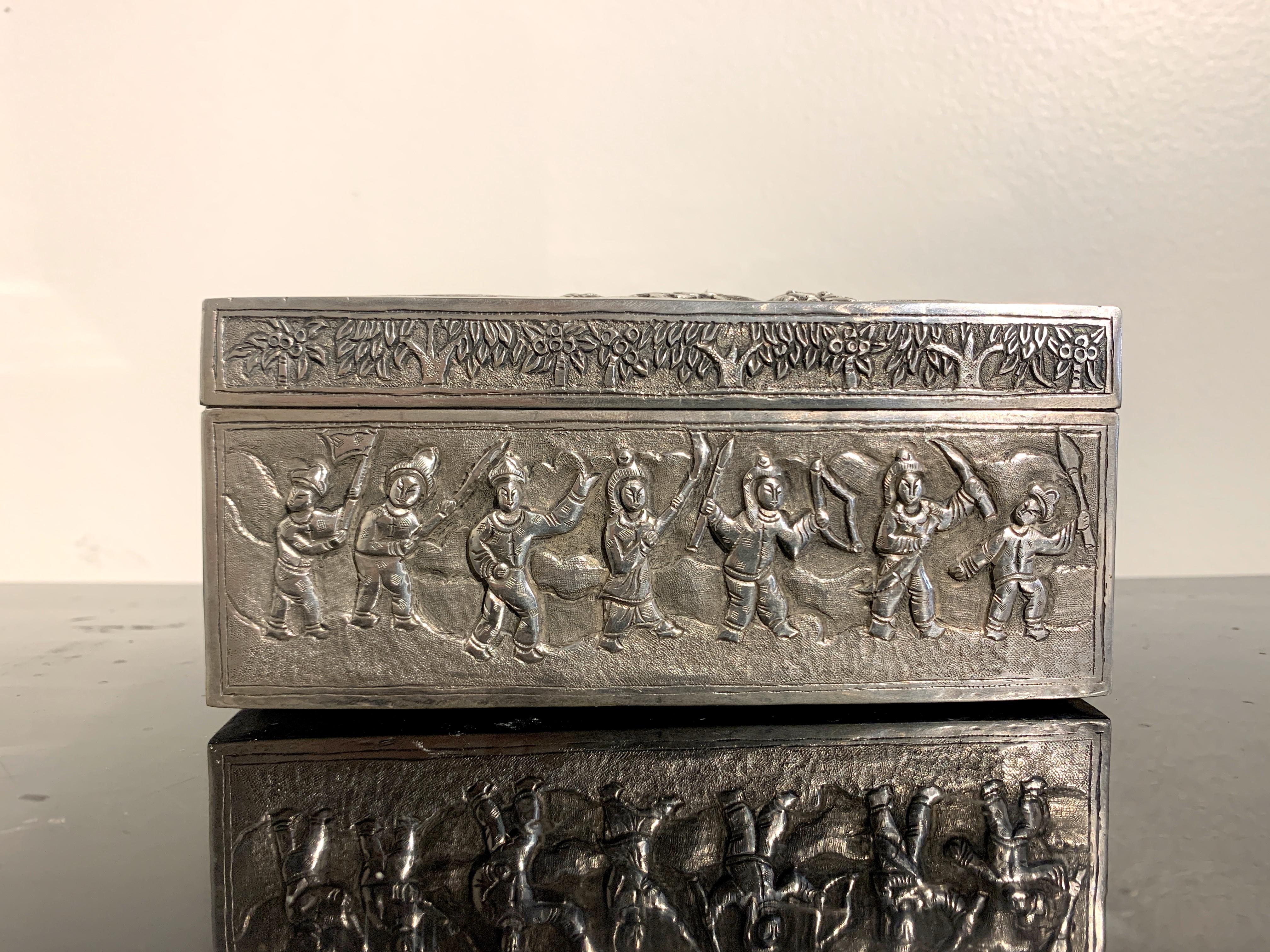 Chinesische Silber-Repoussé-Dose mit Kriegern, frühes 20. Jahrhundert, China (Qing-Dynastie) im Angebot
