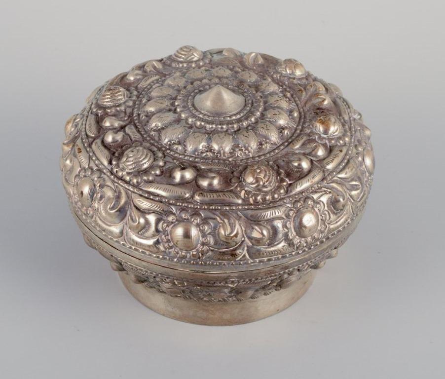 Chinese silversmith. Lidded jar richly decorated in relief with flowers and ornaments.
China approx. 1900.
Stamped with Chinese characters.
In excellent condition with traces of use.
Dimensions: H 5.0 x D 8.0 cm.

