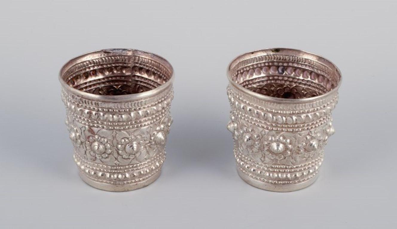 Chinese silversmith. Two small goblets, richly decorated in relief with flowers and ornaments.
China, approx. 1900.
Stamped with Chinese characters.
In excellent condition with traces of use.
Dimensions: H 4.3 x D 4.0 cm.

