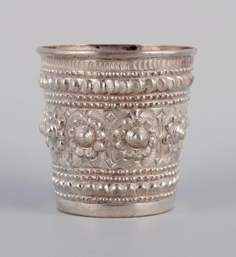 Chinese Silversmith, Two Small Goblets Richly Decorated in Relief, Approx. 1900 In Excellent Condition For Sale In Copenhagen, DK