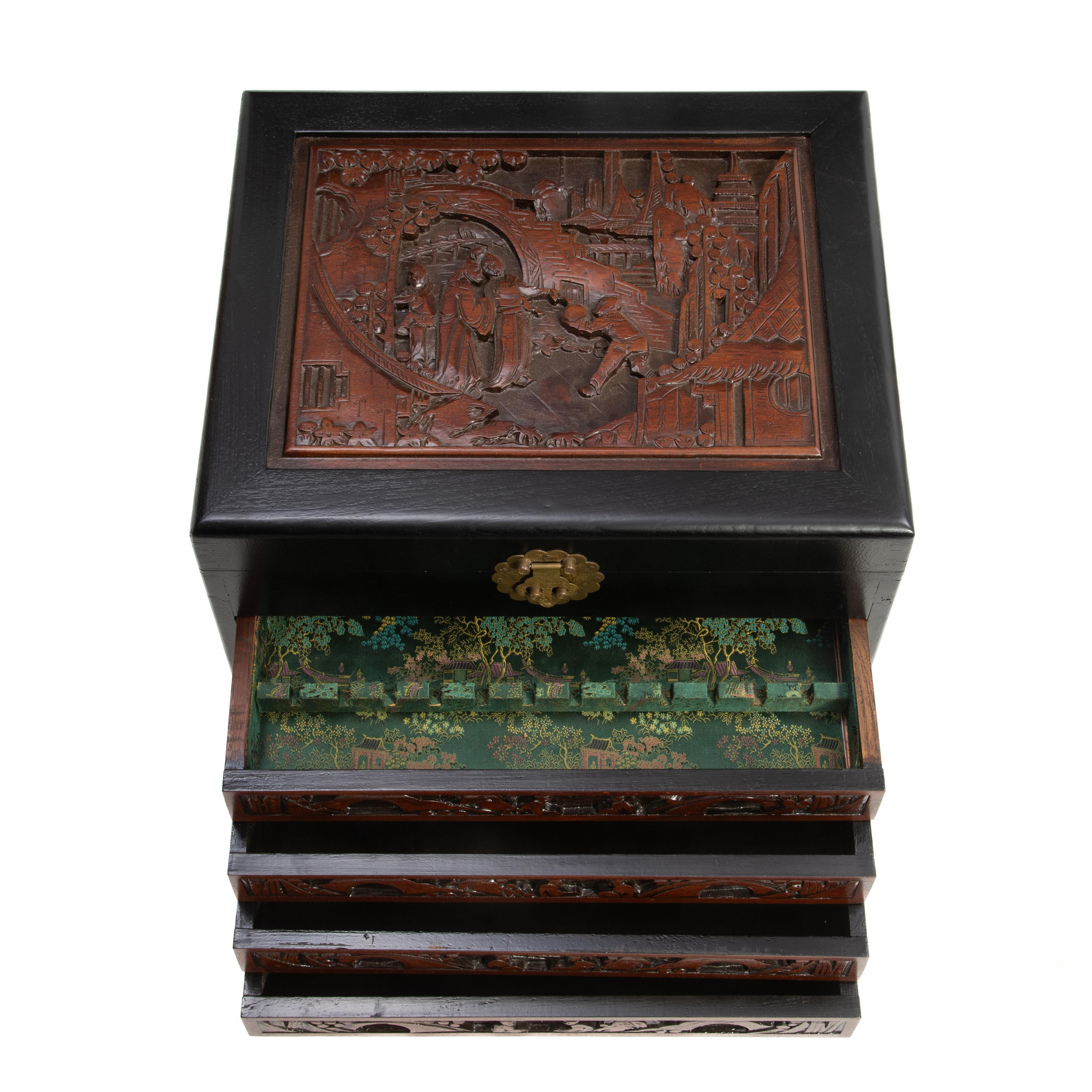 Gabinete de Platería Chino Cofre de Coleccionistas Relieve Tallado Chinoiserie en venta 4