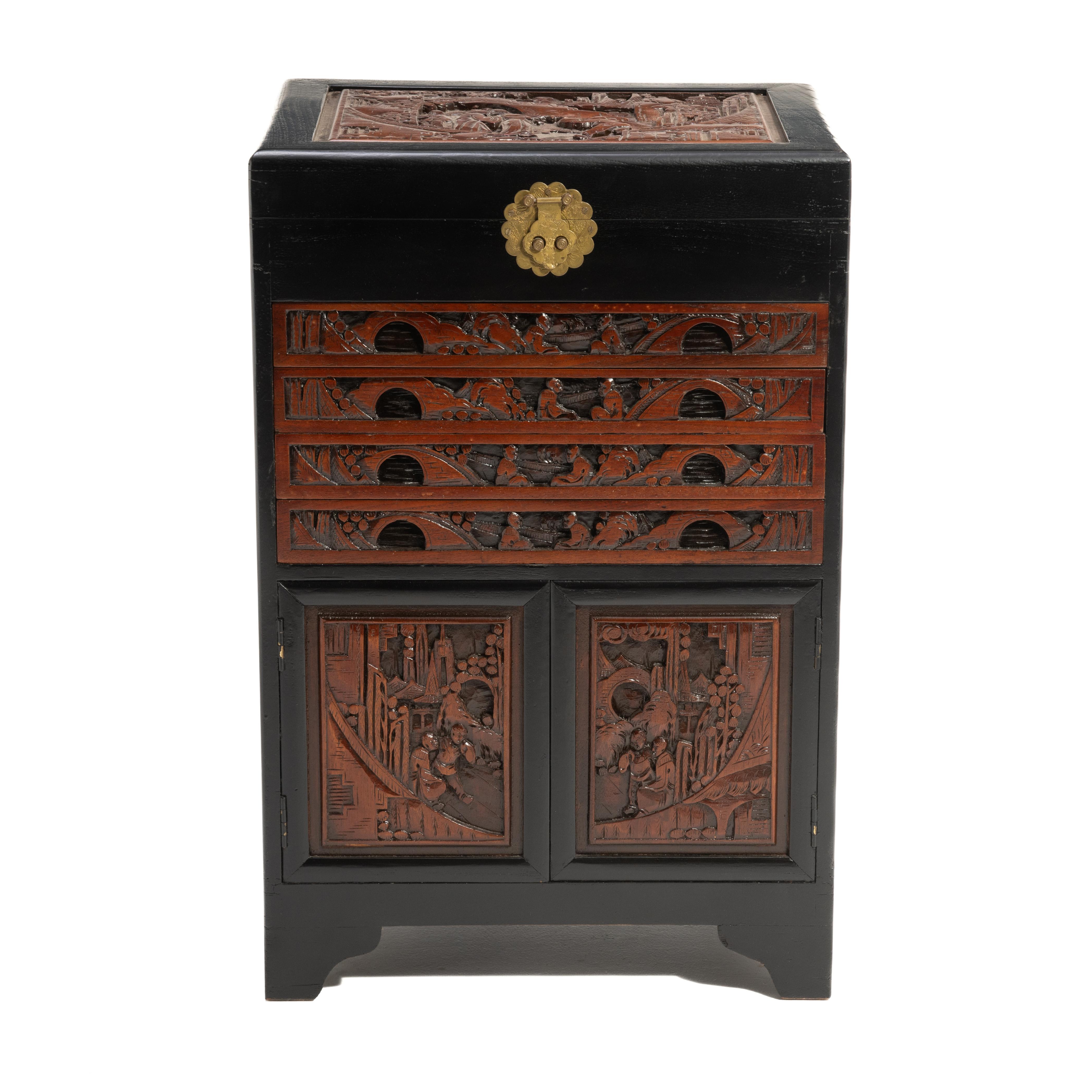 Gabinete de Platería Chino Cofre de Coleccionistas Relieve Tallado Chinoiserie Exportación china en venta