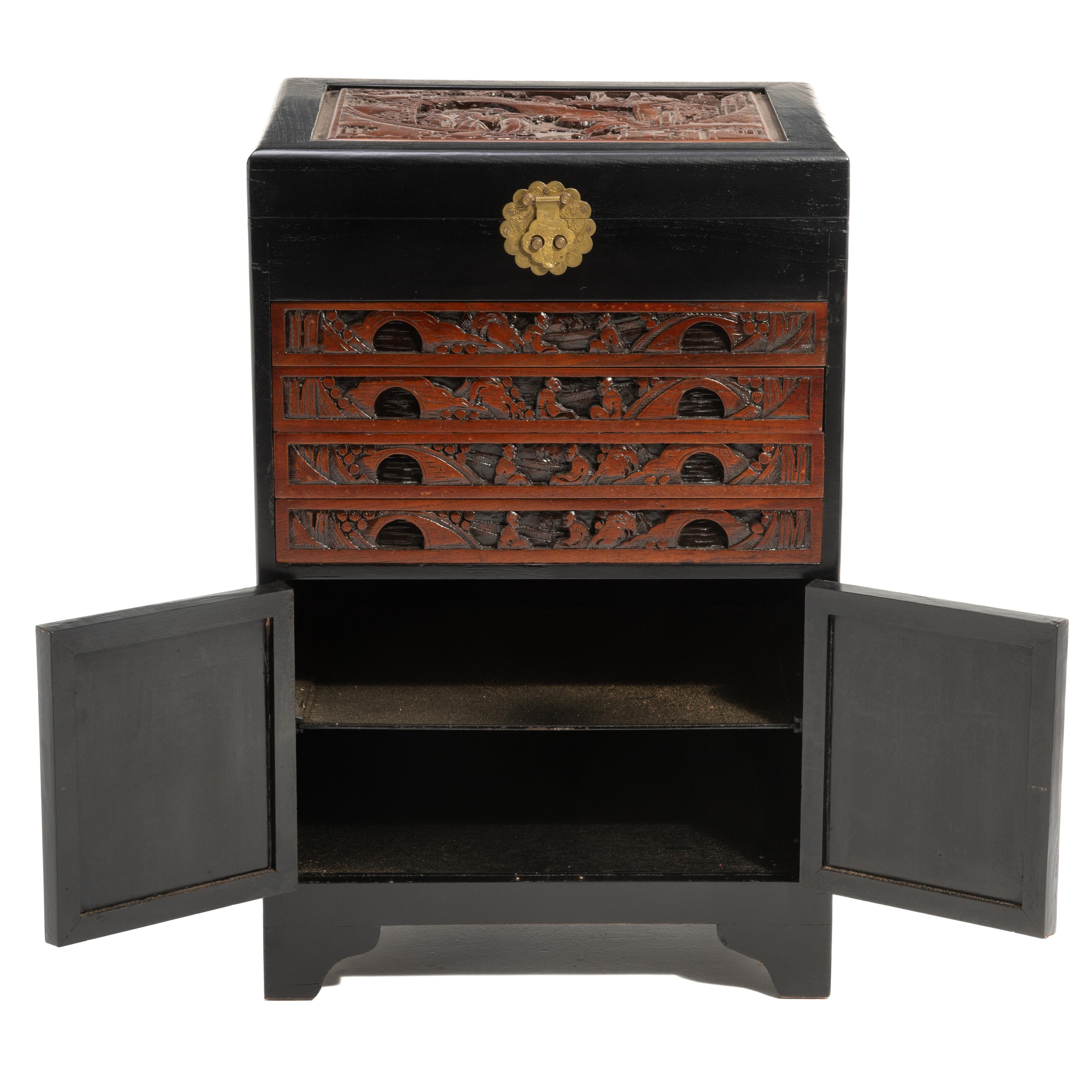 Gabinete de Platería Chino Cofre de Coleccionistas Relieve Tallado Chinoiserie en Bueno estado para la venta en Forest Grove, PA