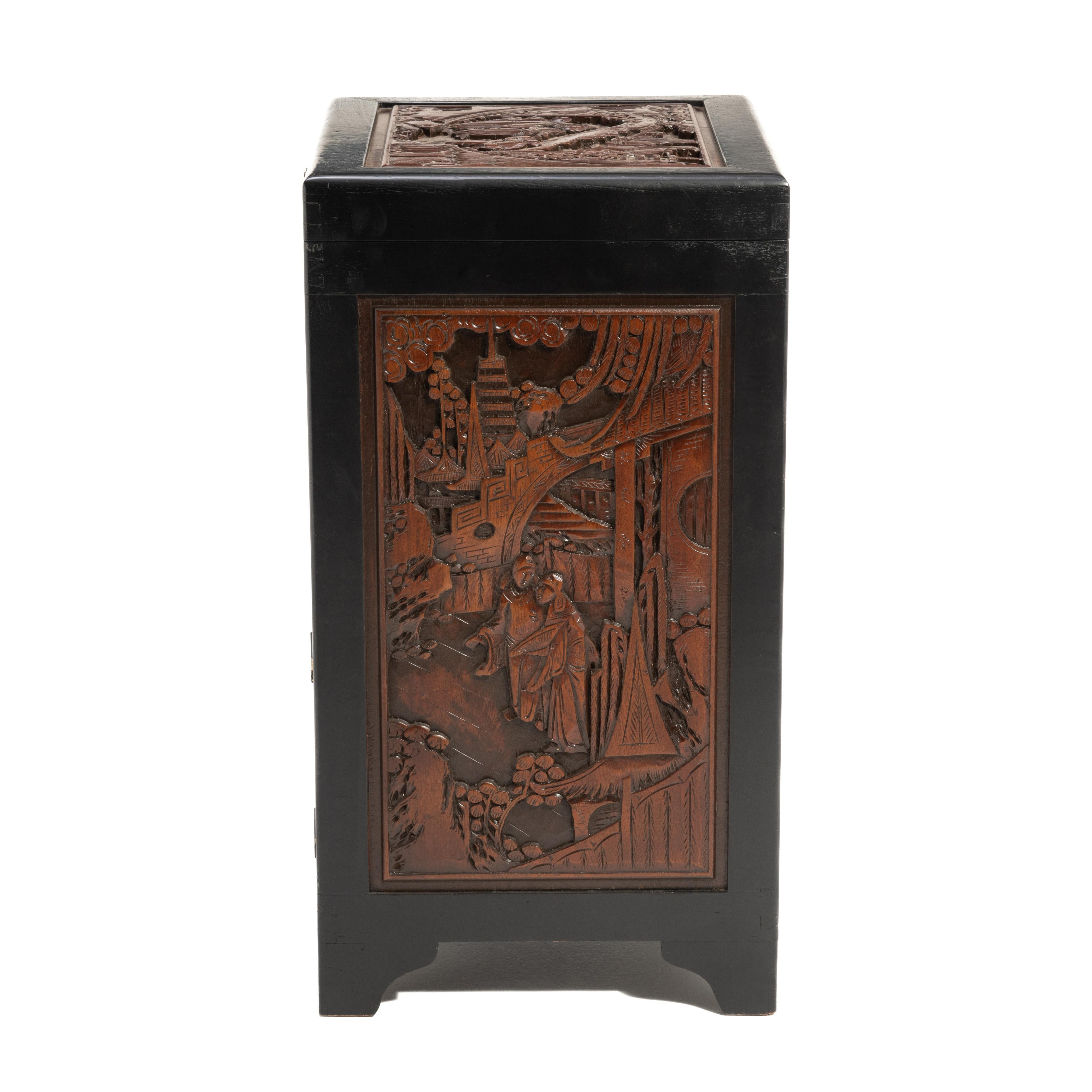 Gabinete de Platería Chino Cofre de Coleccionistas Relieve Tallado Chinoiserie Latón en venta
