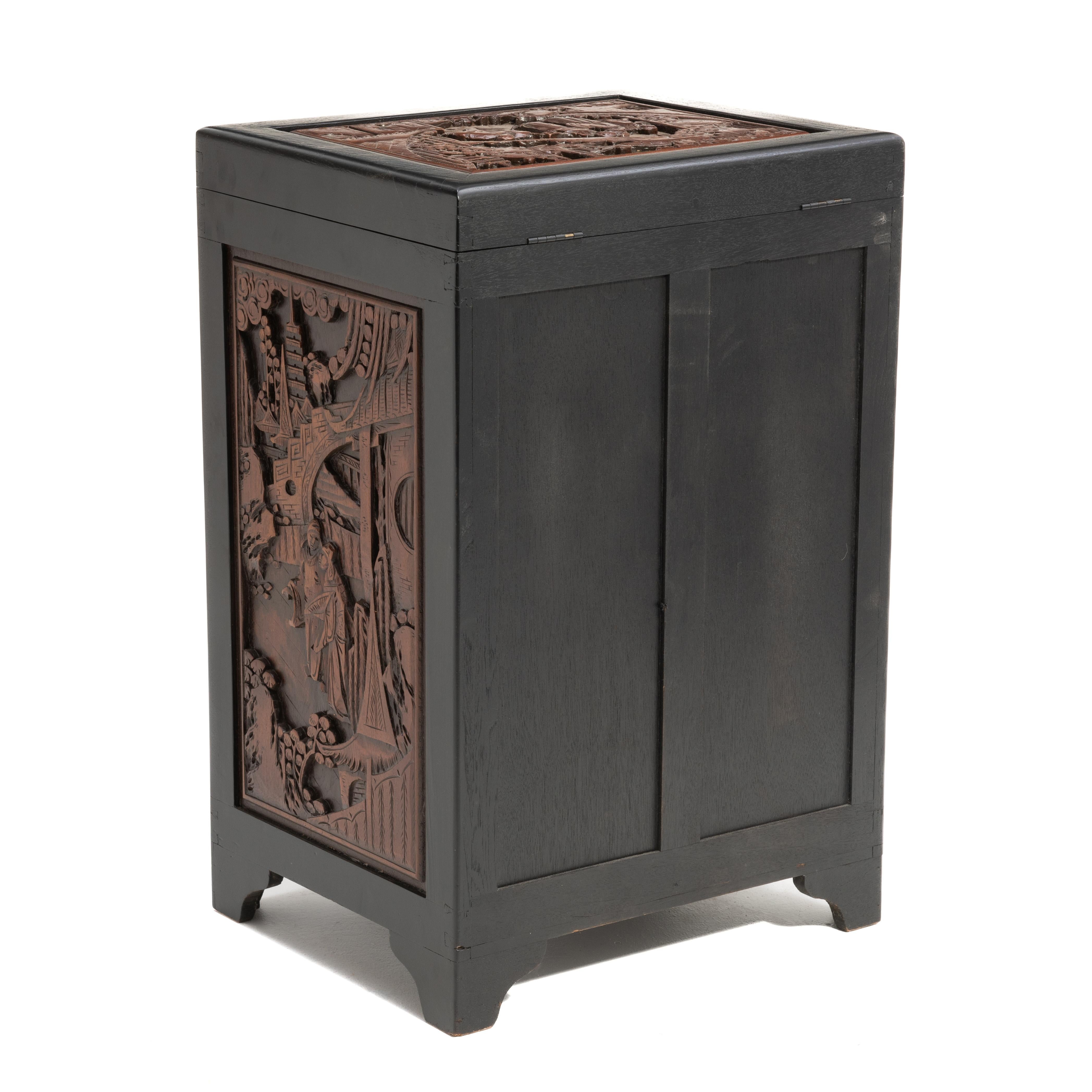 Gabinete de Platería Chino Cofre de Coleccionistas Relieve Tallado Chinoiserie en venta 1