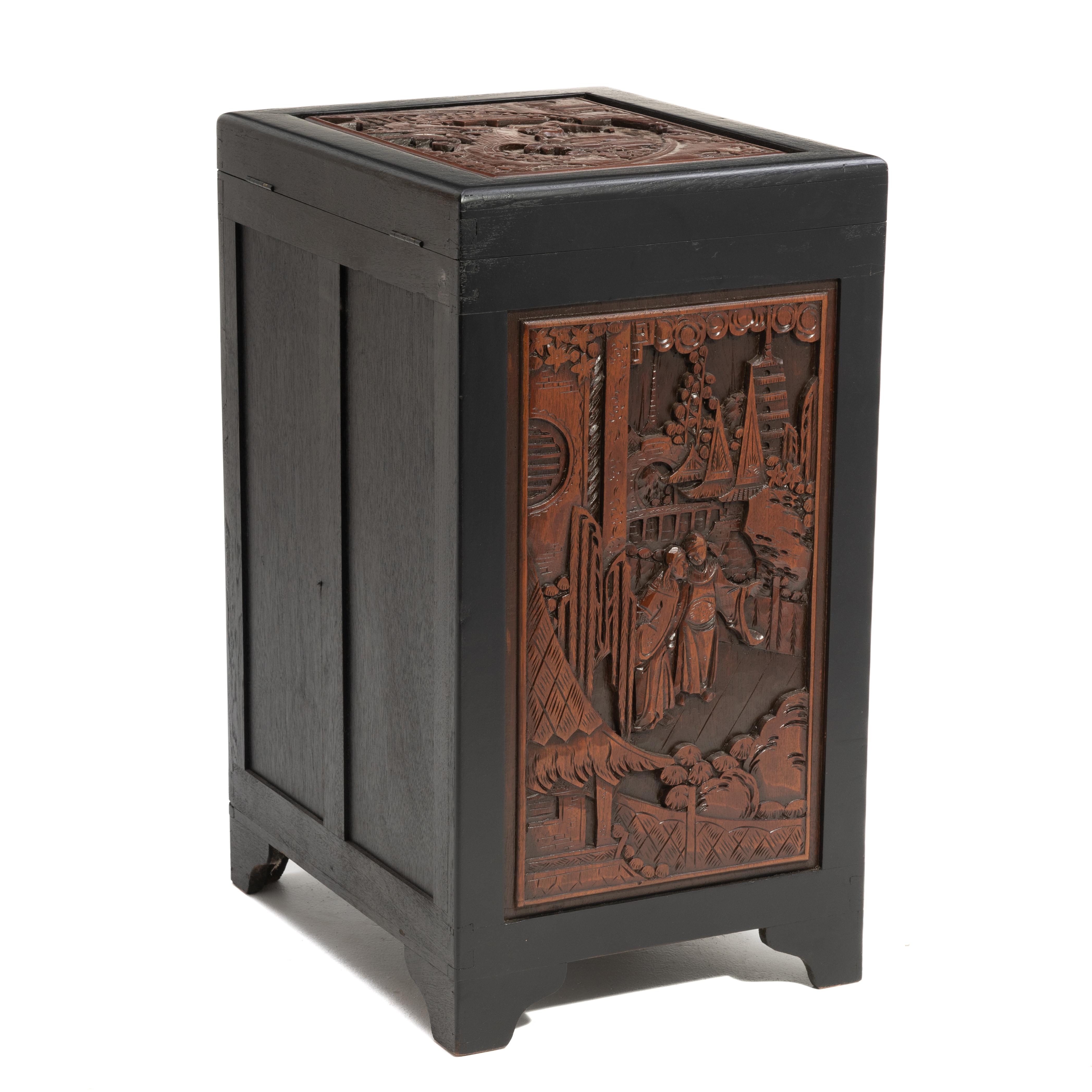 Gabinete de Platería Chino Cofre de Coleccionistas Relieve Tallado Chinoiserie en venta 2