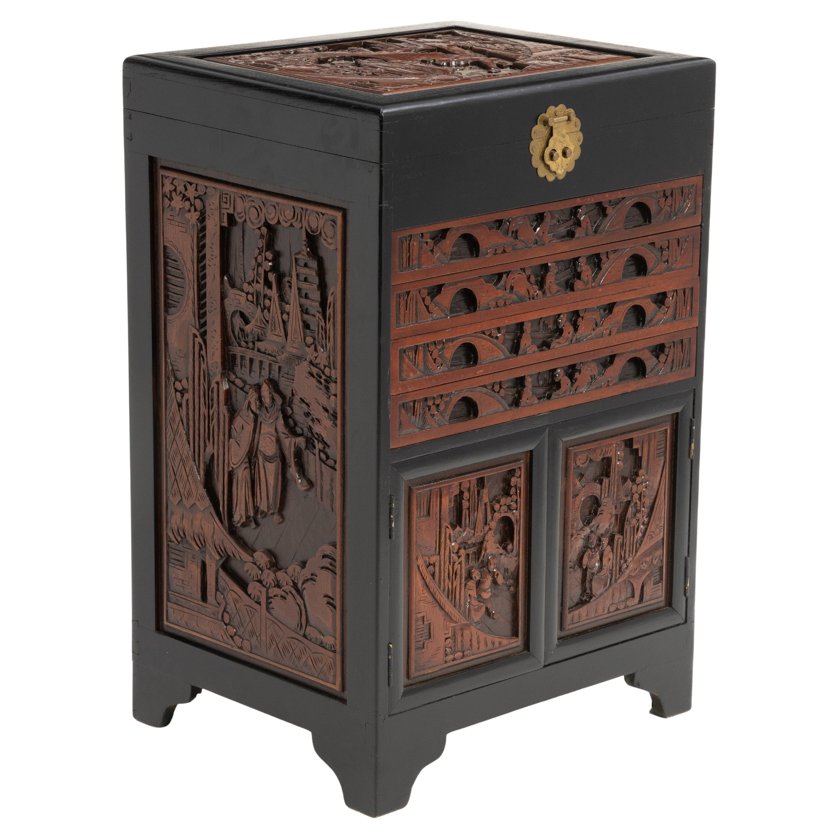 Gabinete de Platería Chino Cofre de Coleccionistas Relieve Tallado Chinoiserie en venta