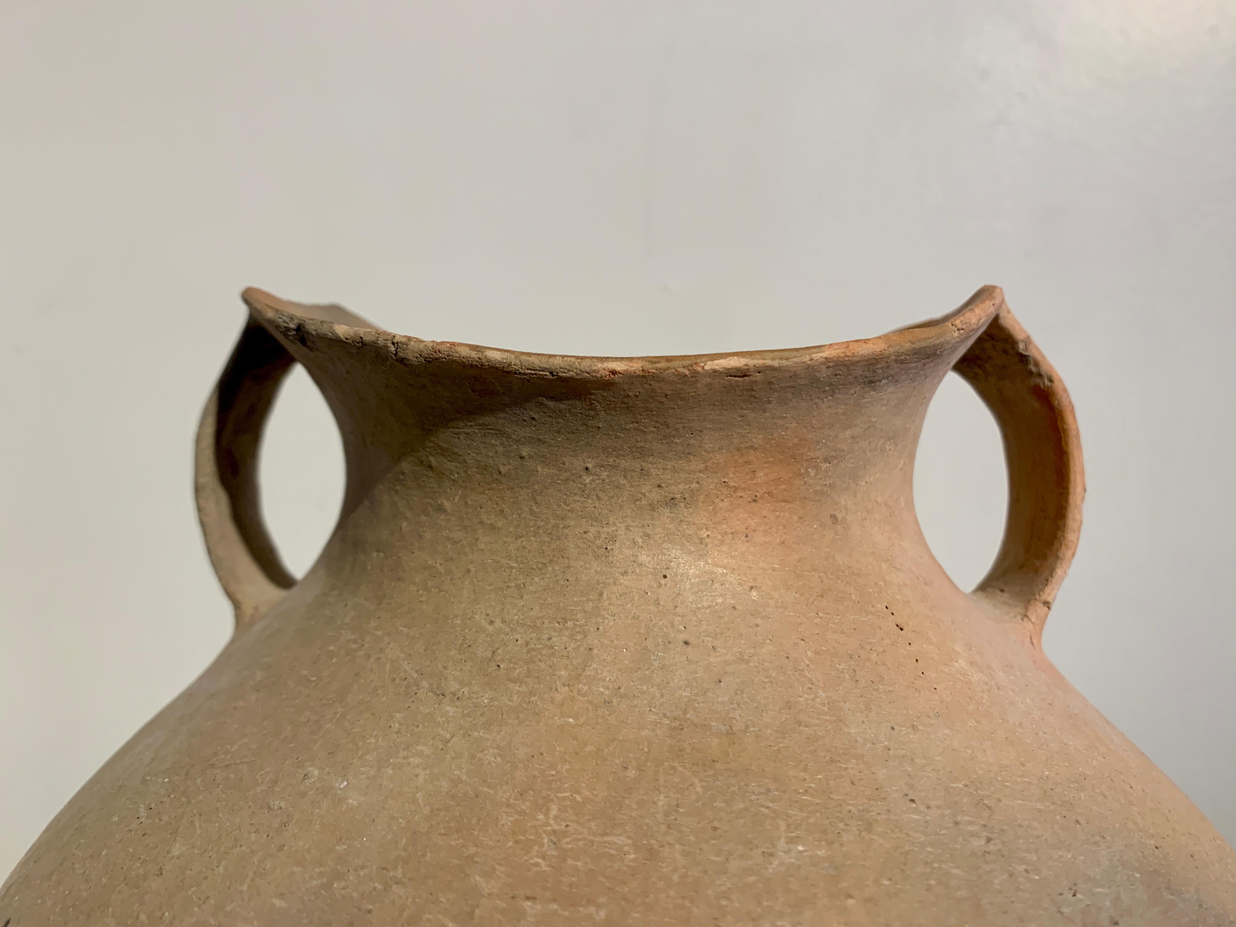 Chinesisches brüniertes Siwa-Zuchtgefäß aus Keramik, 1500– 1100 v. Chr., China  im Angebot 4