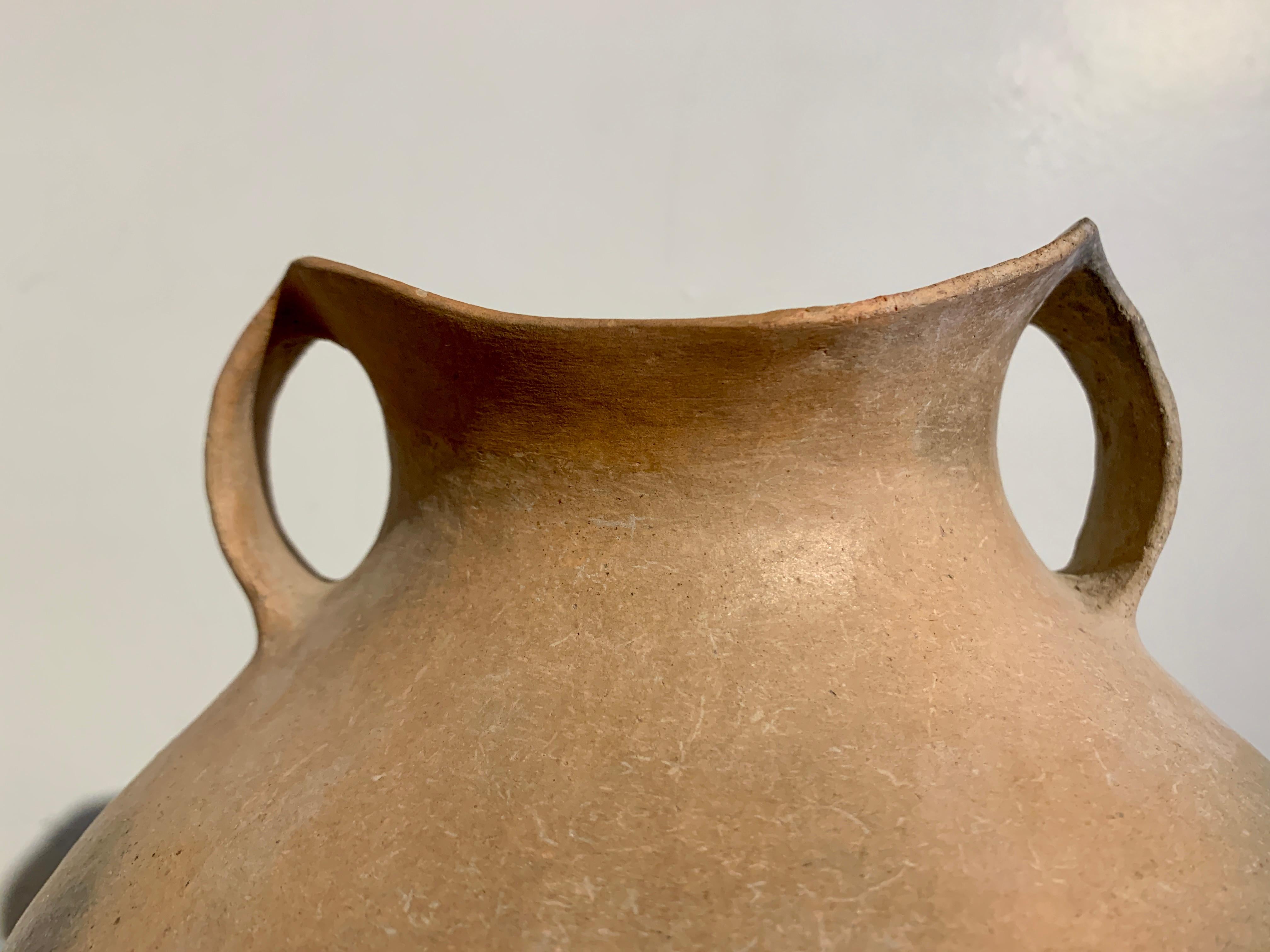 Chinesisches brüniertes Siwa-Zuchtgefäß aus Keramik, 1500– 1100 v. Chr., China  im Angebot 5