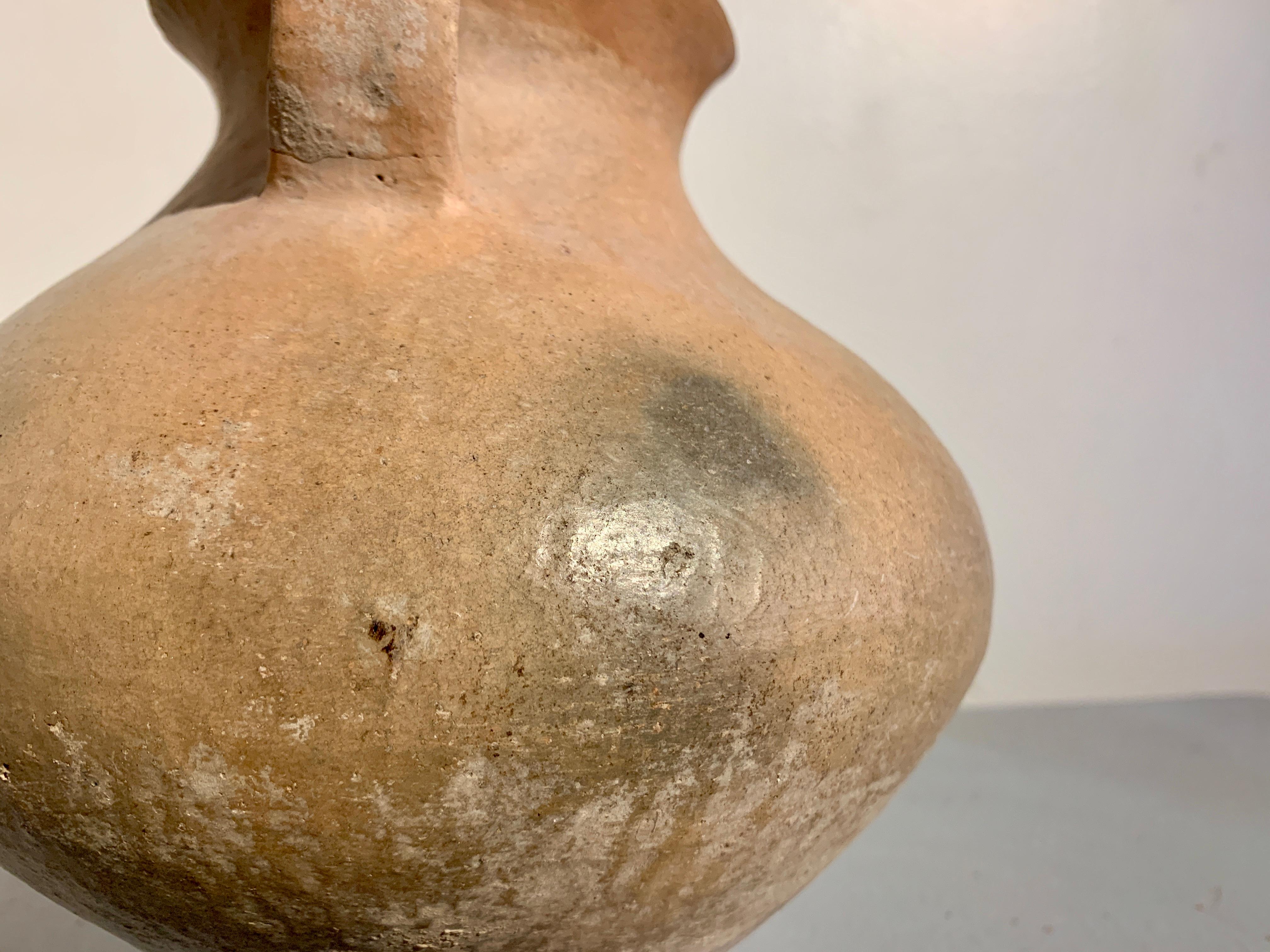 Chinesisches brüniertes Siwa-Zuchtgefäß aus Keramik, 1500– 1100 v. Chr., China  im Angebot 7