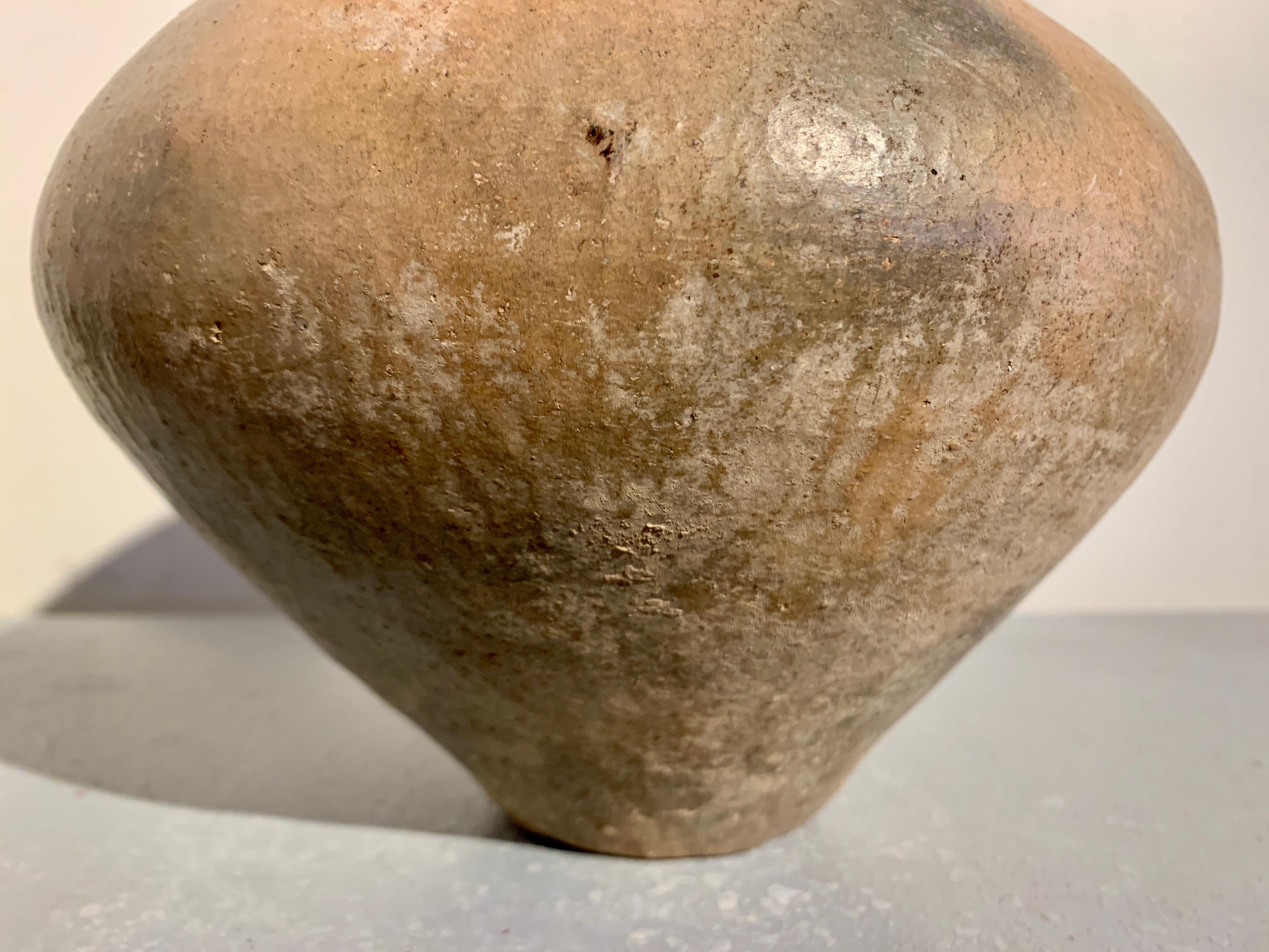 Chinesisches brüniertes Siwa-Zuchtgefäß aus Keramik, 1500– 1100 v. Chr., China  im Angebot 8