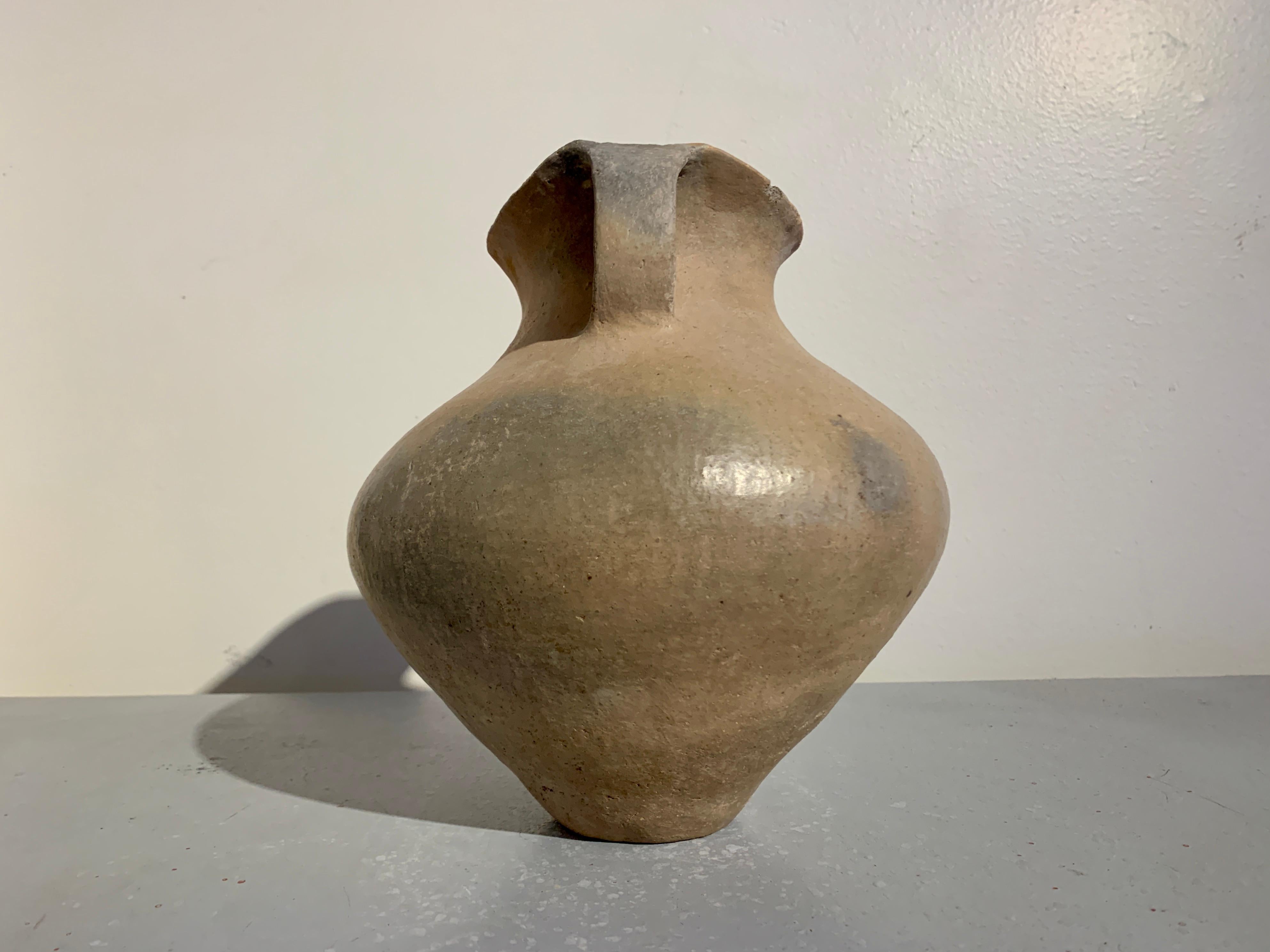 Chinesisches brüniertes Siwa-Zuchtgefäß aus Keramik, 1500– 1100 v. Chr., China  im Zustand „Gut“ im Angebot in Austin, TX