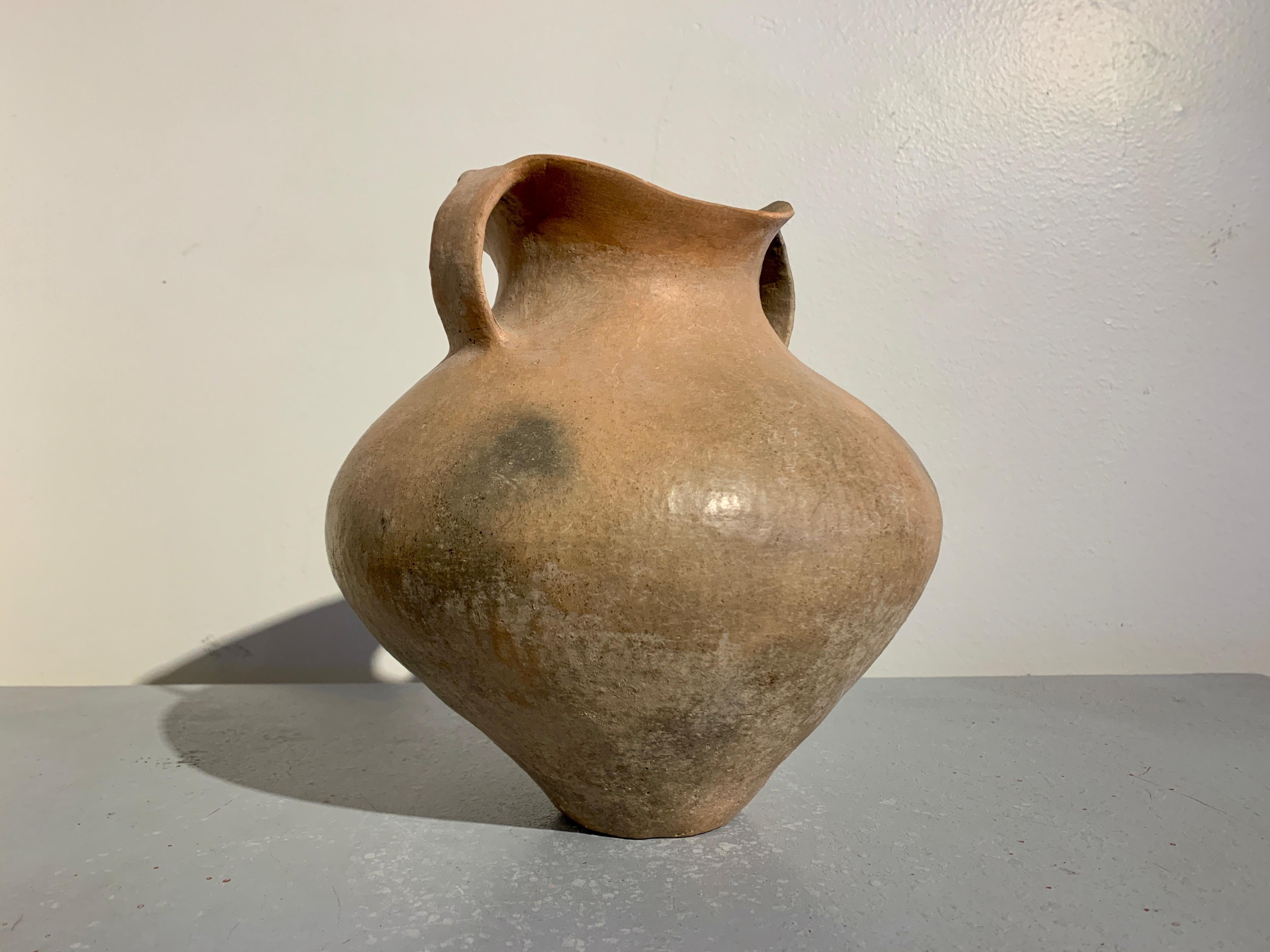 Poteries Jarre chinoise en poterie brunie de la culture Siwa, 1500 - 1100 BC, Chine  en vente