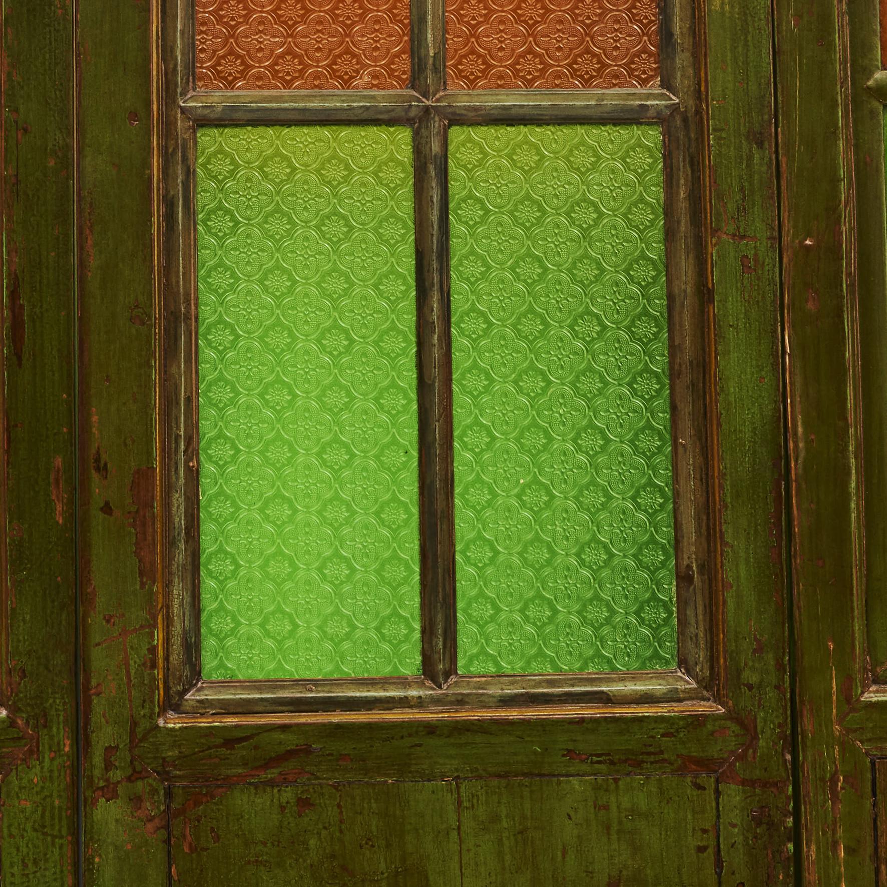 Chinesischer sechsteiliger Jugendstil-Raumteiler oder Paravent.
Holz mit grünem Originallack. Jedes Paneel besteht aus 6 quadratischen farbigen Glasscheiben und ist am unteren Rand mit dekorativen Verzierungen versehen.
Shanghai, um 1900.
Der