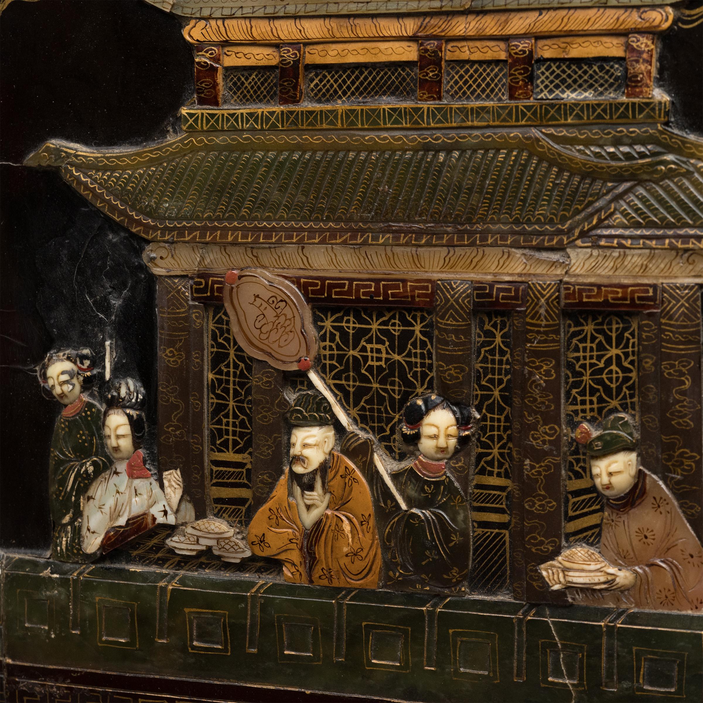 Qing Paravento cinese a sei pannelli intarsiati con cortili e cavalleria, 1900 ca. in vendita