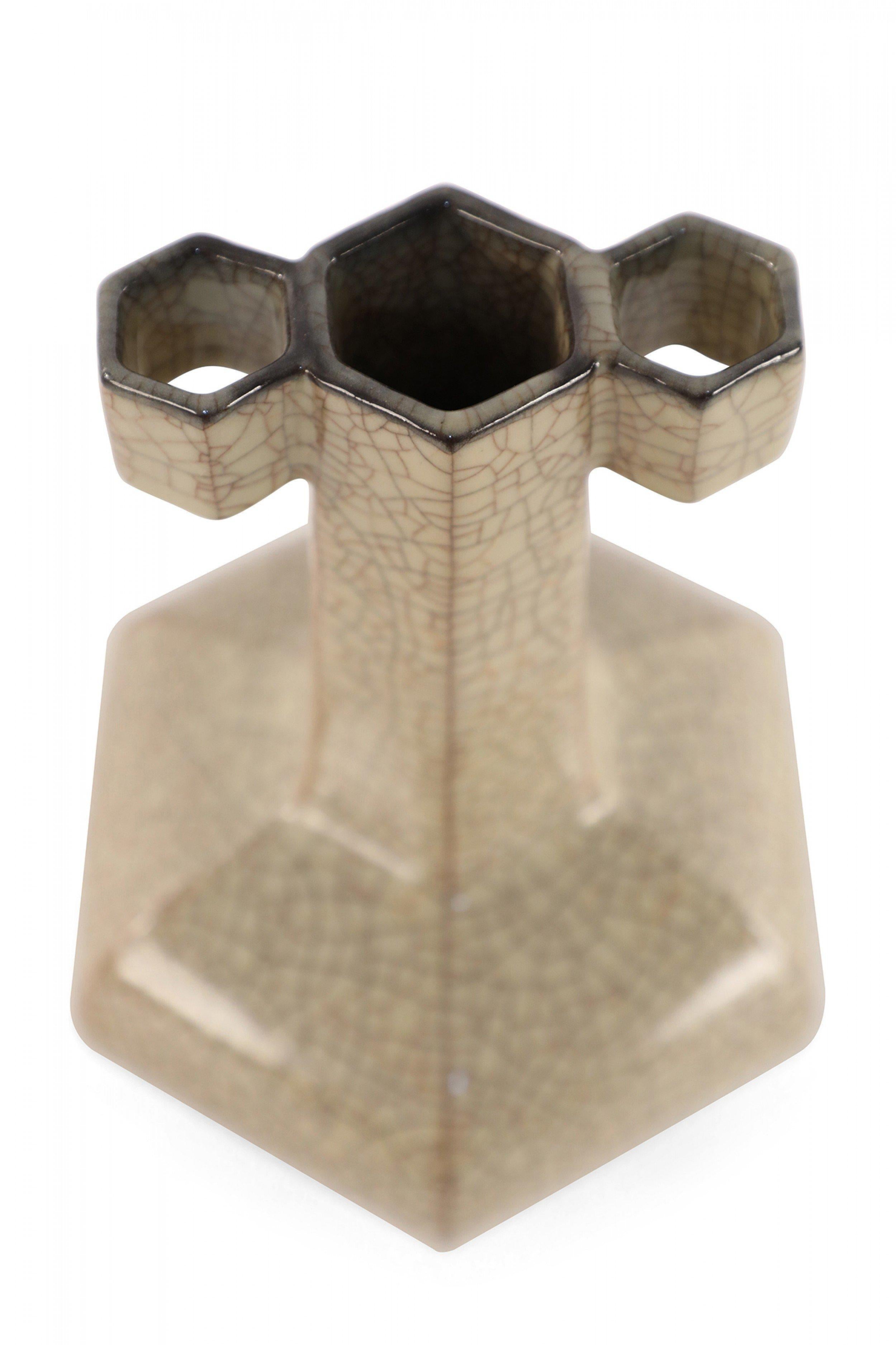 Vaso cinese a sei lati in porcellana screpolata beige in vendita 6