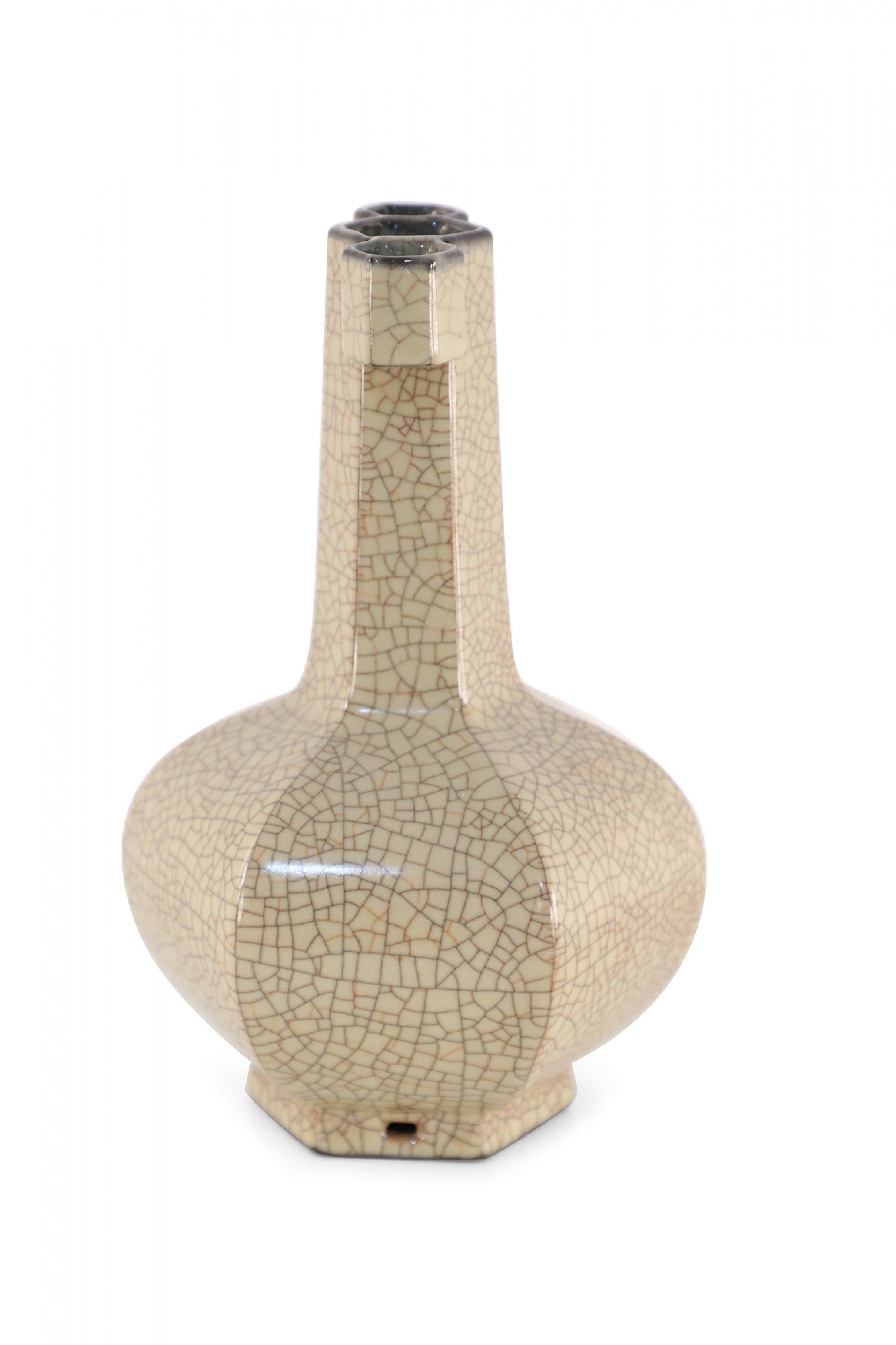 Vase chinois à six côtés, en porcelaine beige craquelée, fabriqué dans un style typique du four officiel de la dynastie Song pendant la période des Song du Sud et agrémenté de deux oreilles en forme d'ergots le long du col.
 