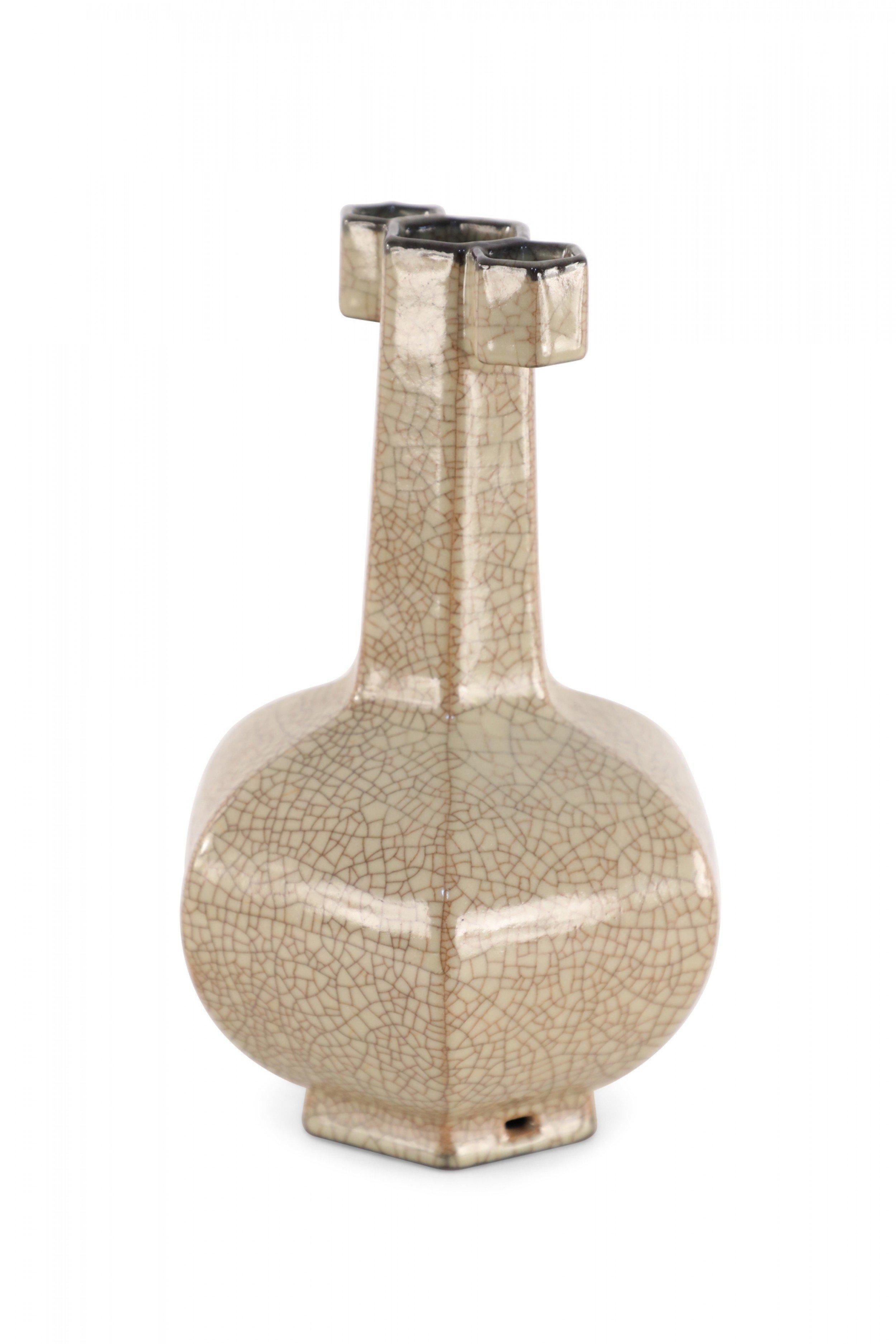 Esportazione cinese Vaso cinese a sei lati in porcellana screpolata beige in vendita
