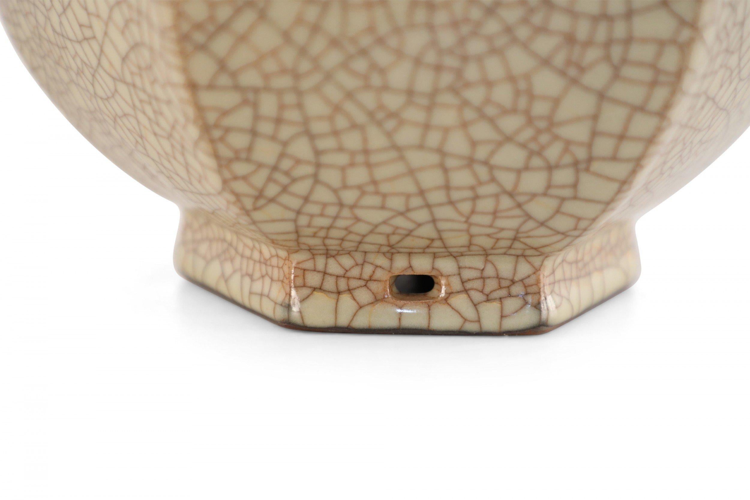Vaso cinese a sei lati in porcellana screpolata beige In condizioni buone in vendita a Queens, NY