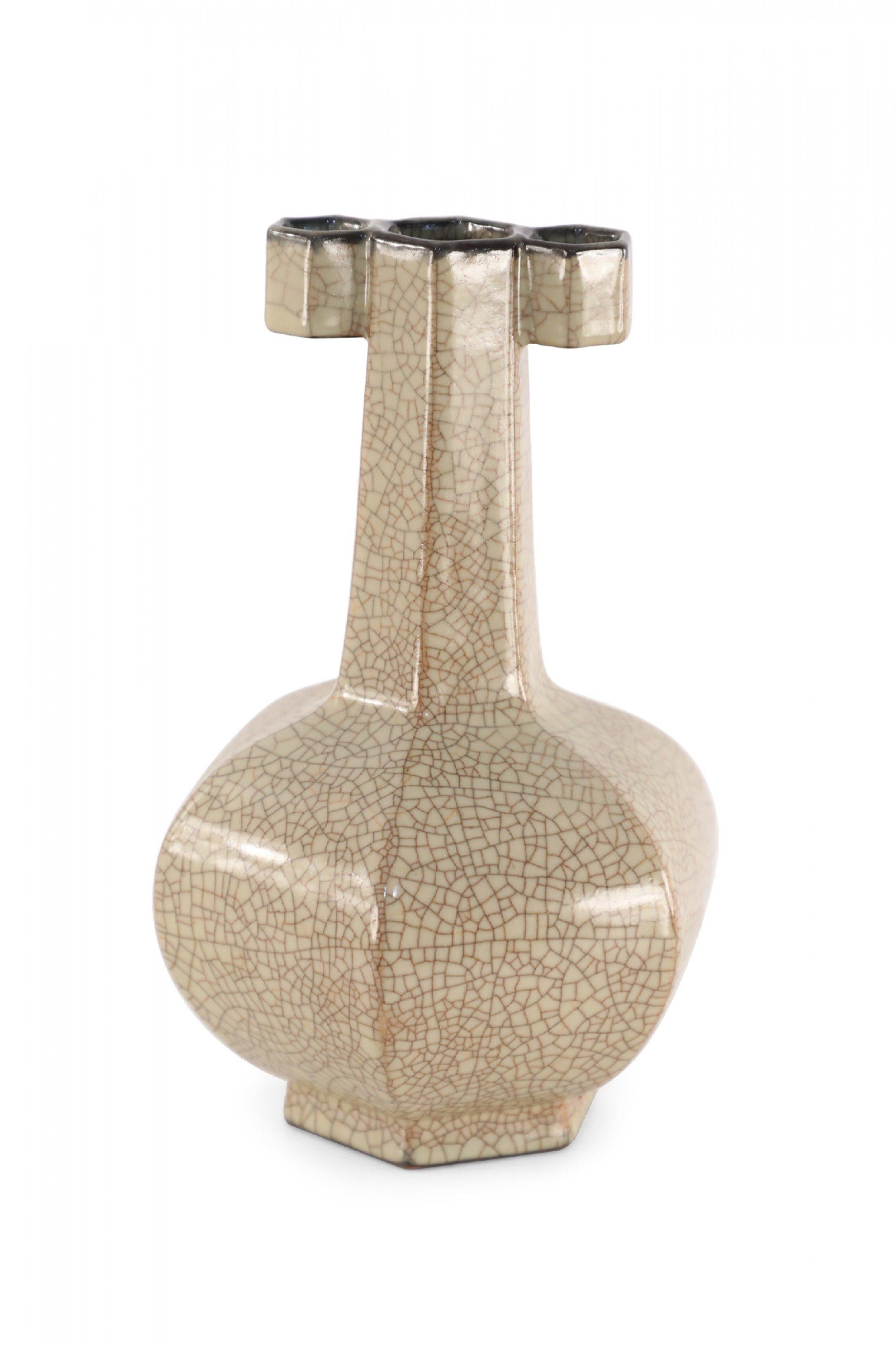 XX secolo Vaso cinese a sei lati in porcellana screpolata beige in vendita