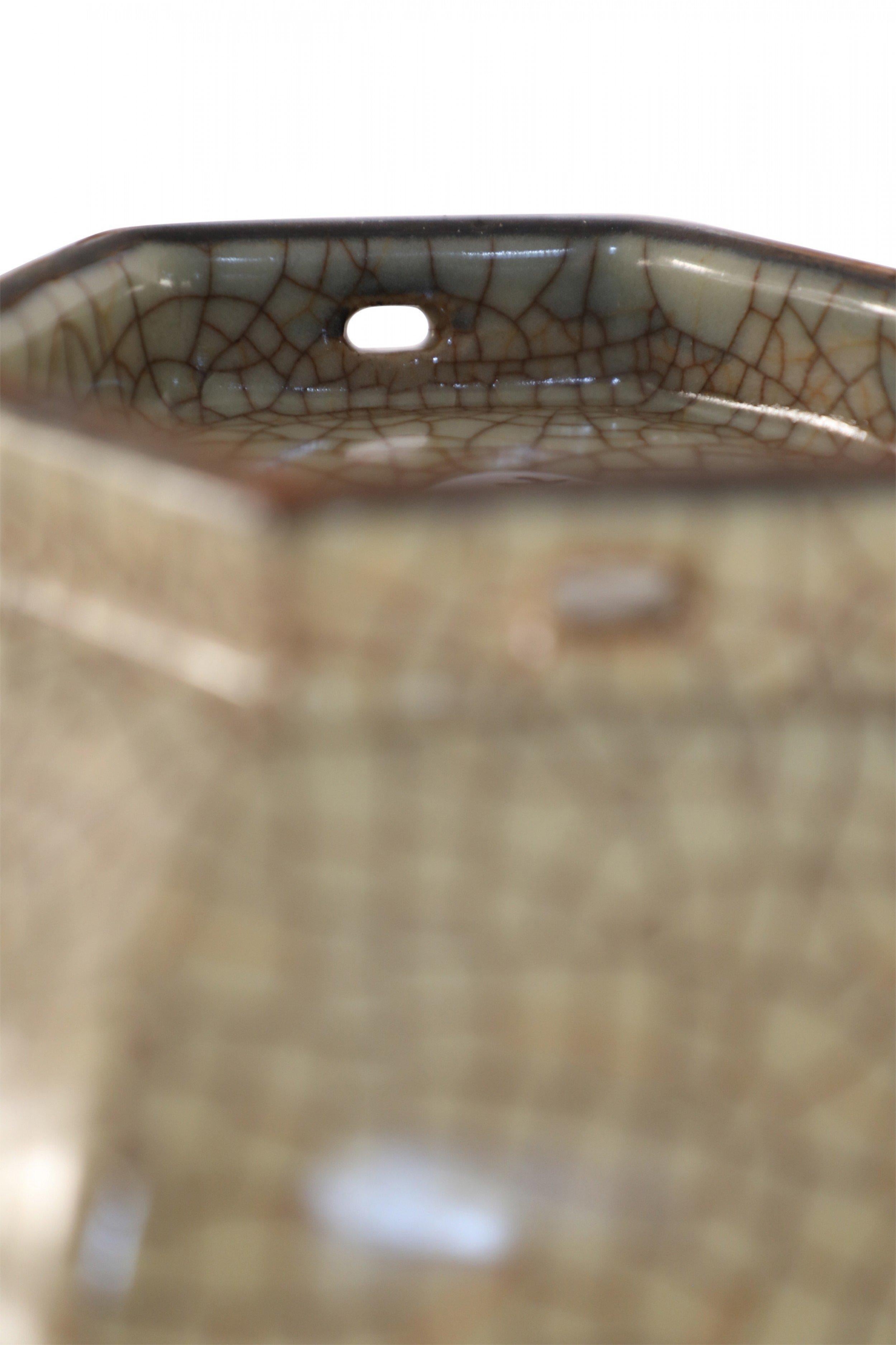 Vaso cinese a sei lati in porcellana screpolata beige in vendita 1