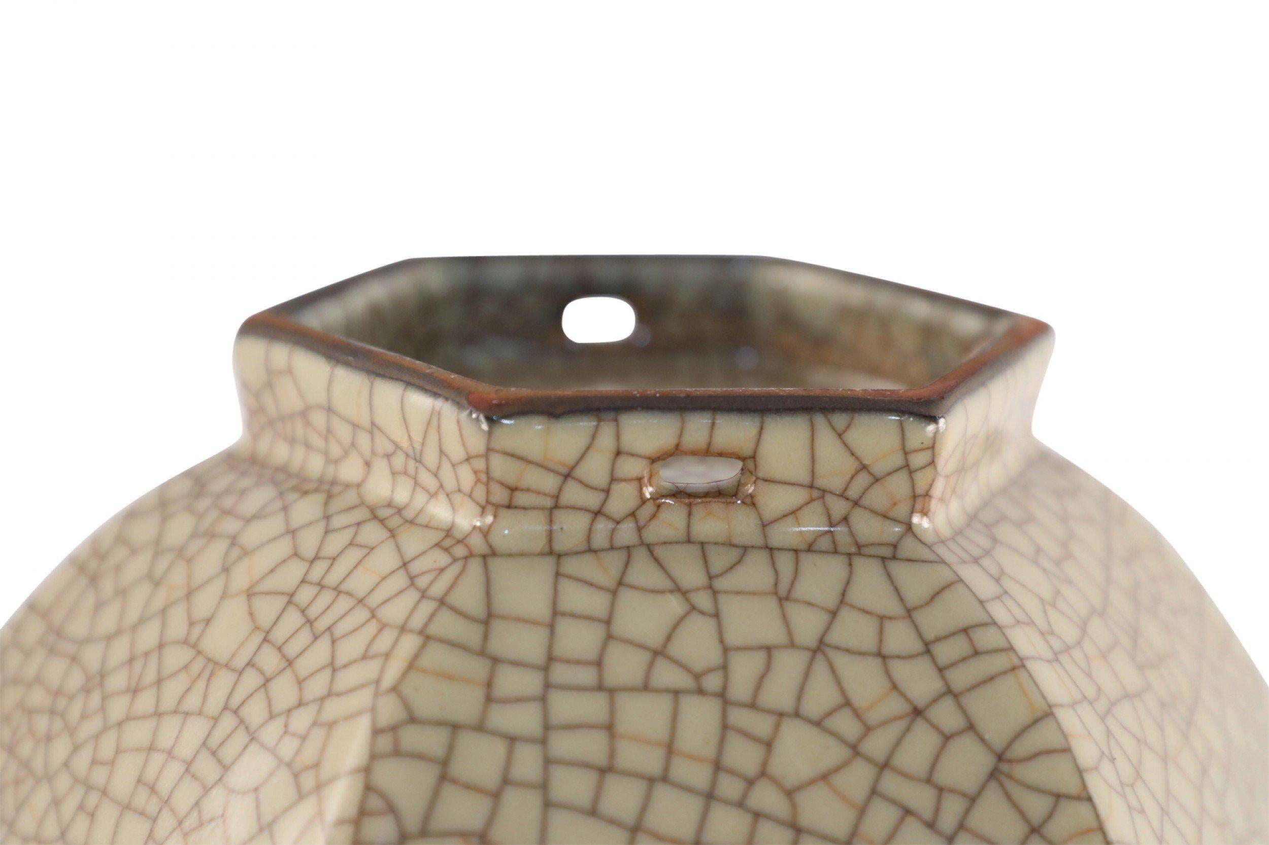 Vaso cinese a sei lati in porcellana screpolata beige in vendita 2