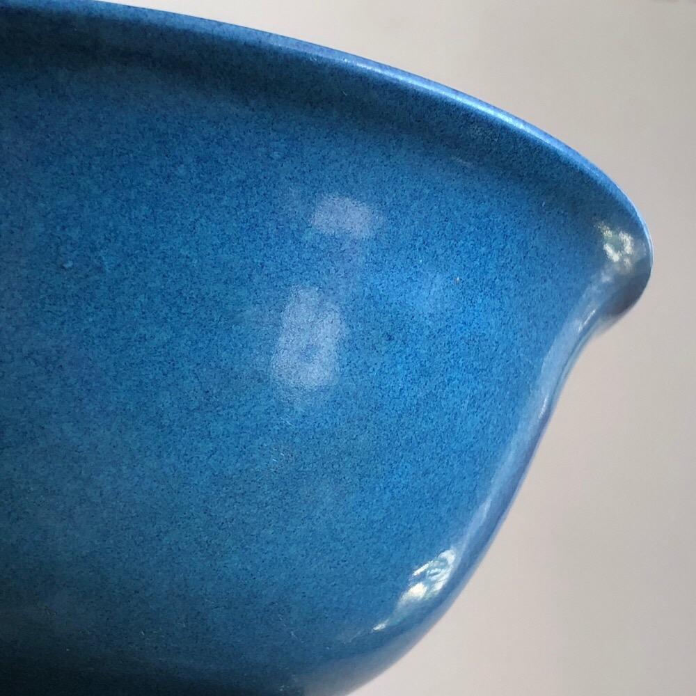Exportation chinoise Bol à glaçure « bleu ciel » chinois, de forme simple avec glaçure tachetée profonde en vente