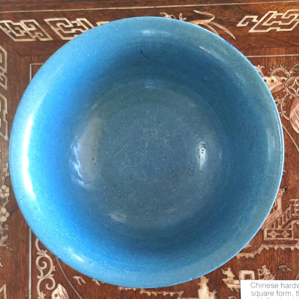 Chinois Bol à glaçure « bleu ciel » chinois, de forme simple avec glaçure tachetée profonde en vente