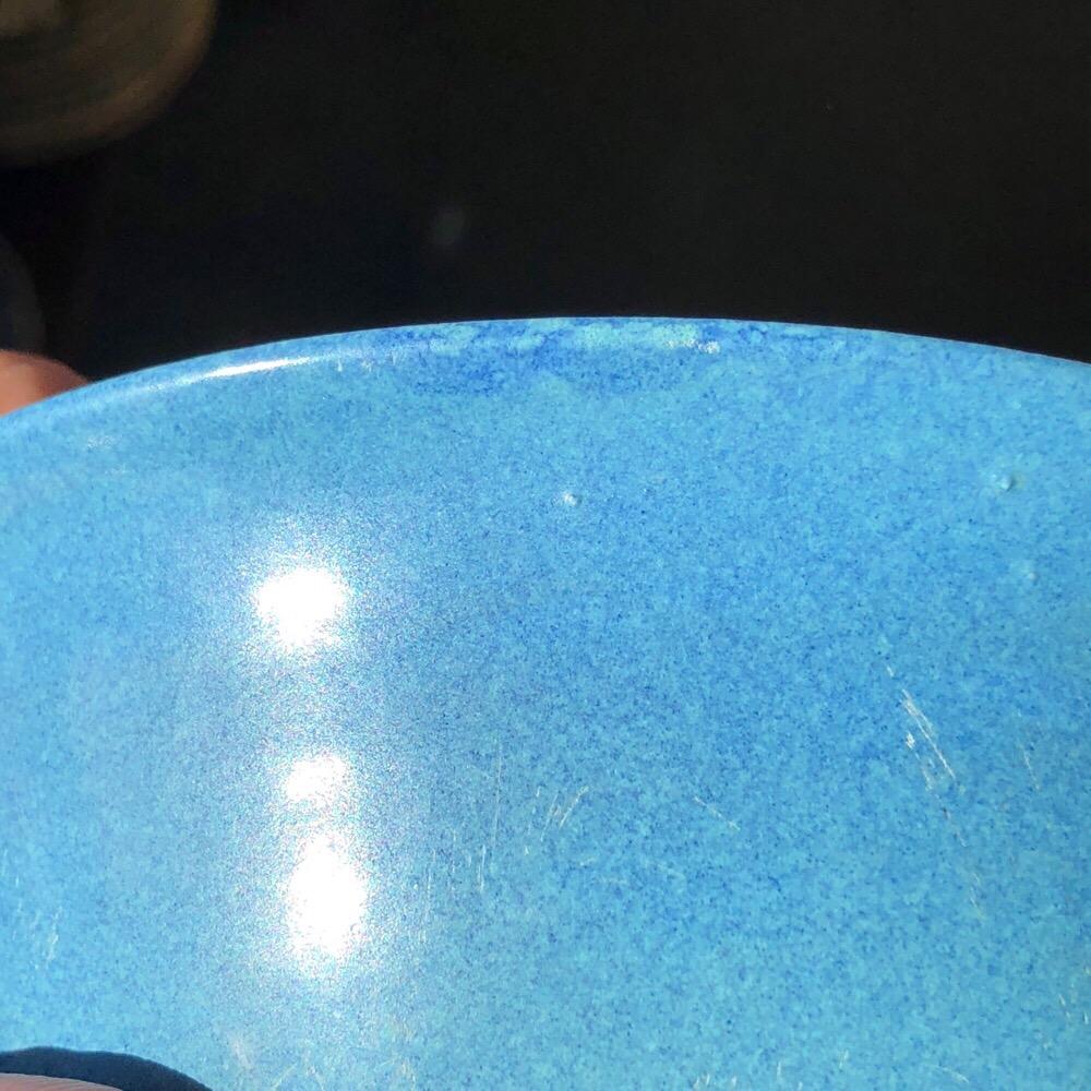 Bol à glaçure « bleu ciel » chinois, de forme simple avec glaçure tachetée profonde en vente 1