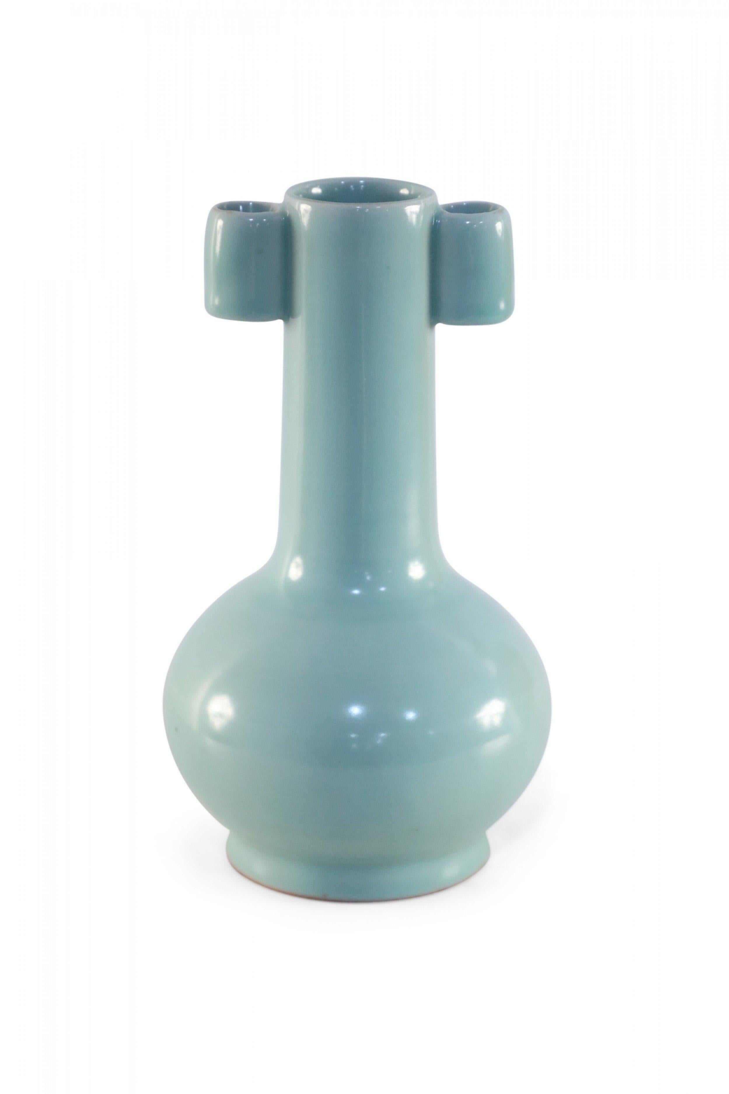 Vase chinois en porcelaine à gourde bleu ciel en porcelaine Bon état - En vente à New York, NY