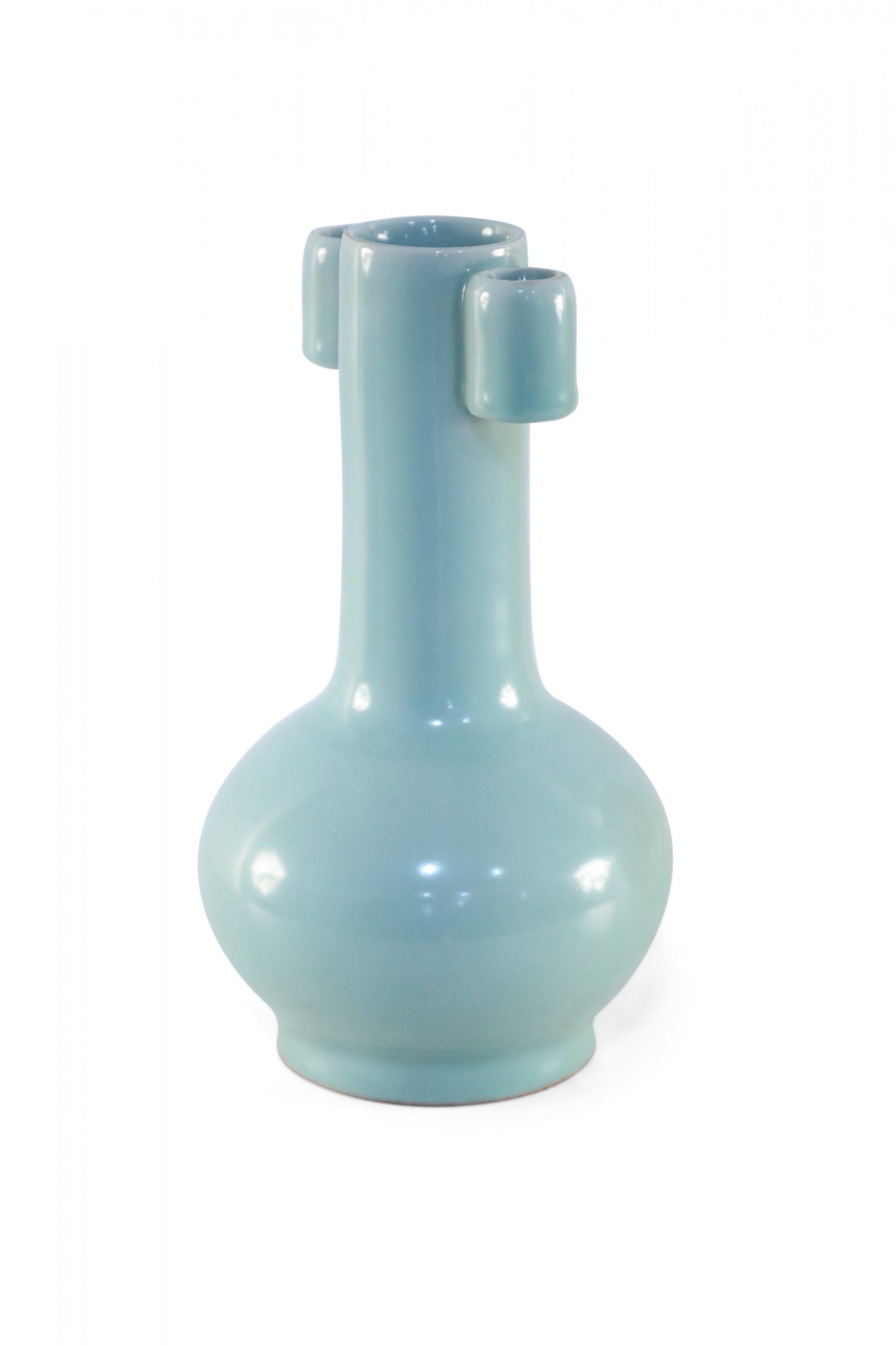 XIXe siècle Vase chinois en porcelaine à gourde bleu ciel en porcelaine en vente