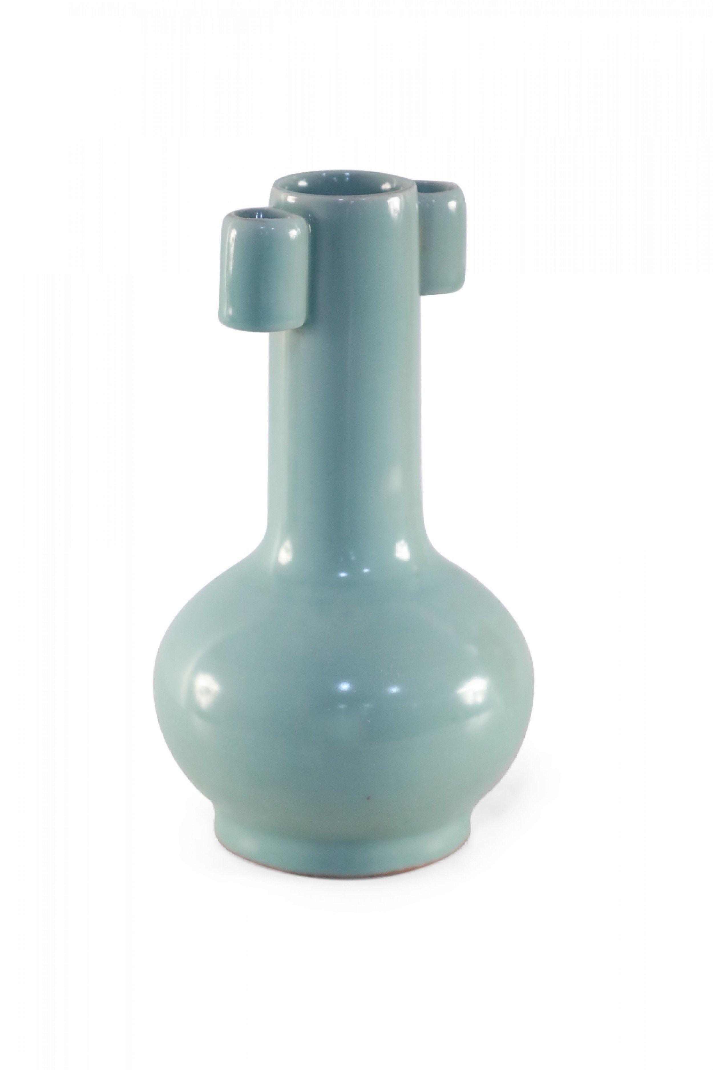 Vase chinois en porcelaine à gourde bleu ciel en porcelaine en vente 1