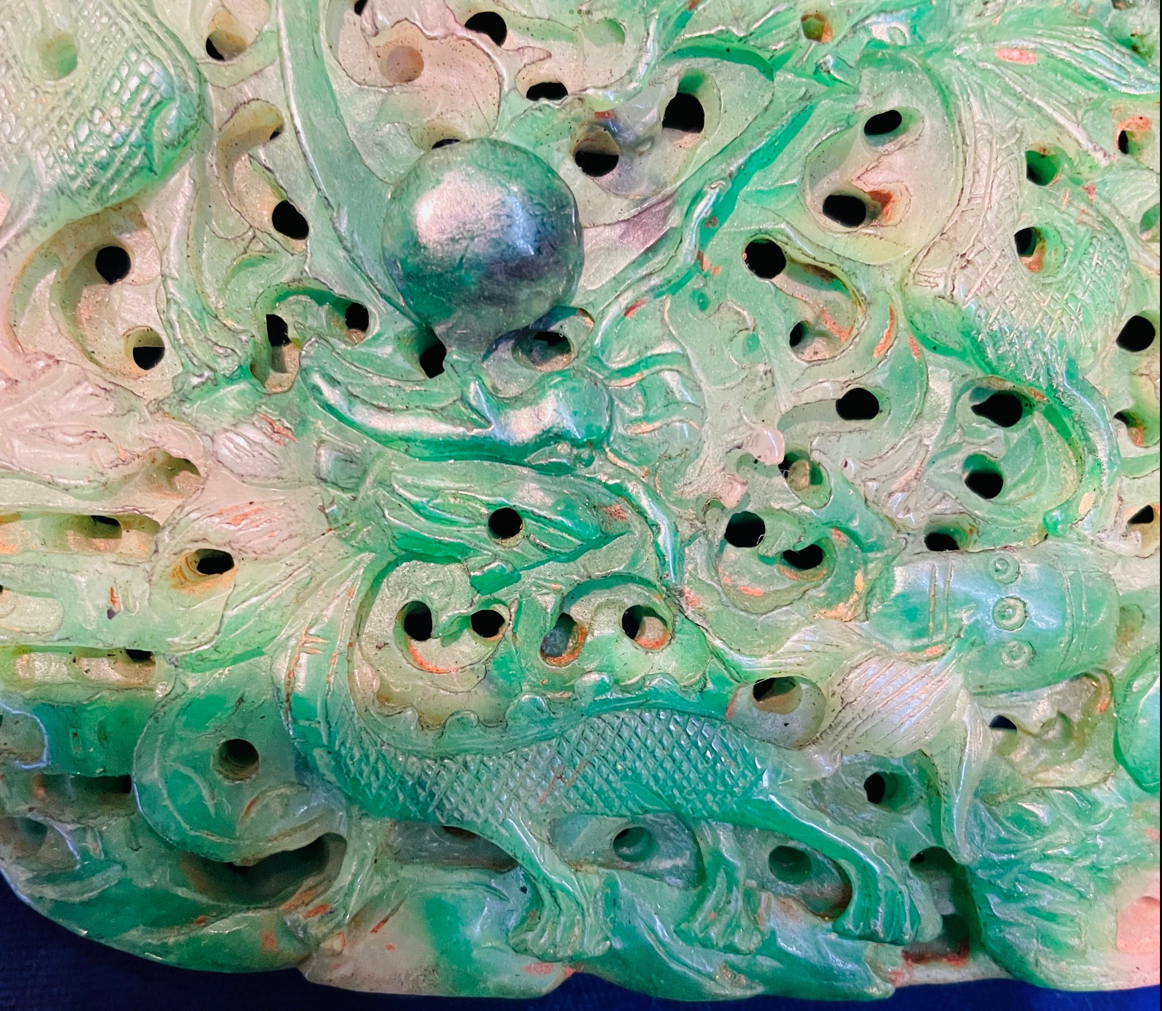 Petite plaque chinoise en jade sculptée de dragons et de Phoenix en vente 2