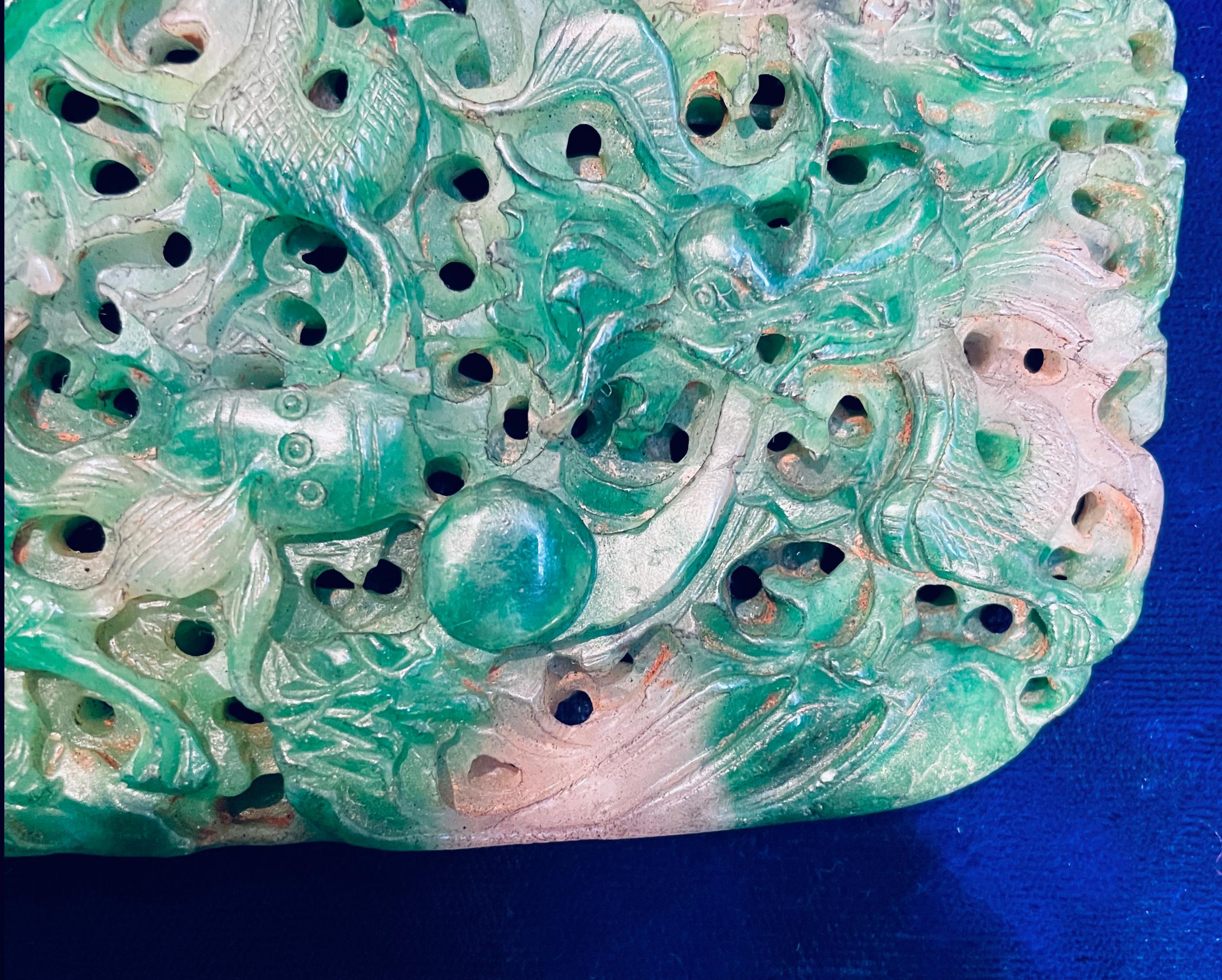 Petite plaque chinoise en jade sculptée de dragons et de Phoenix en vente 3