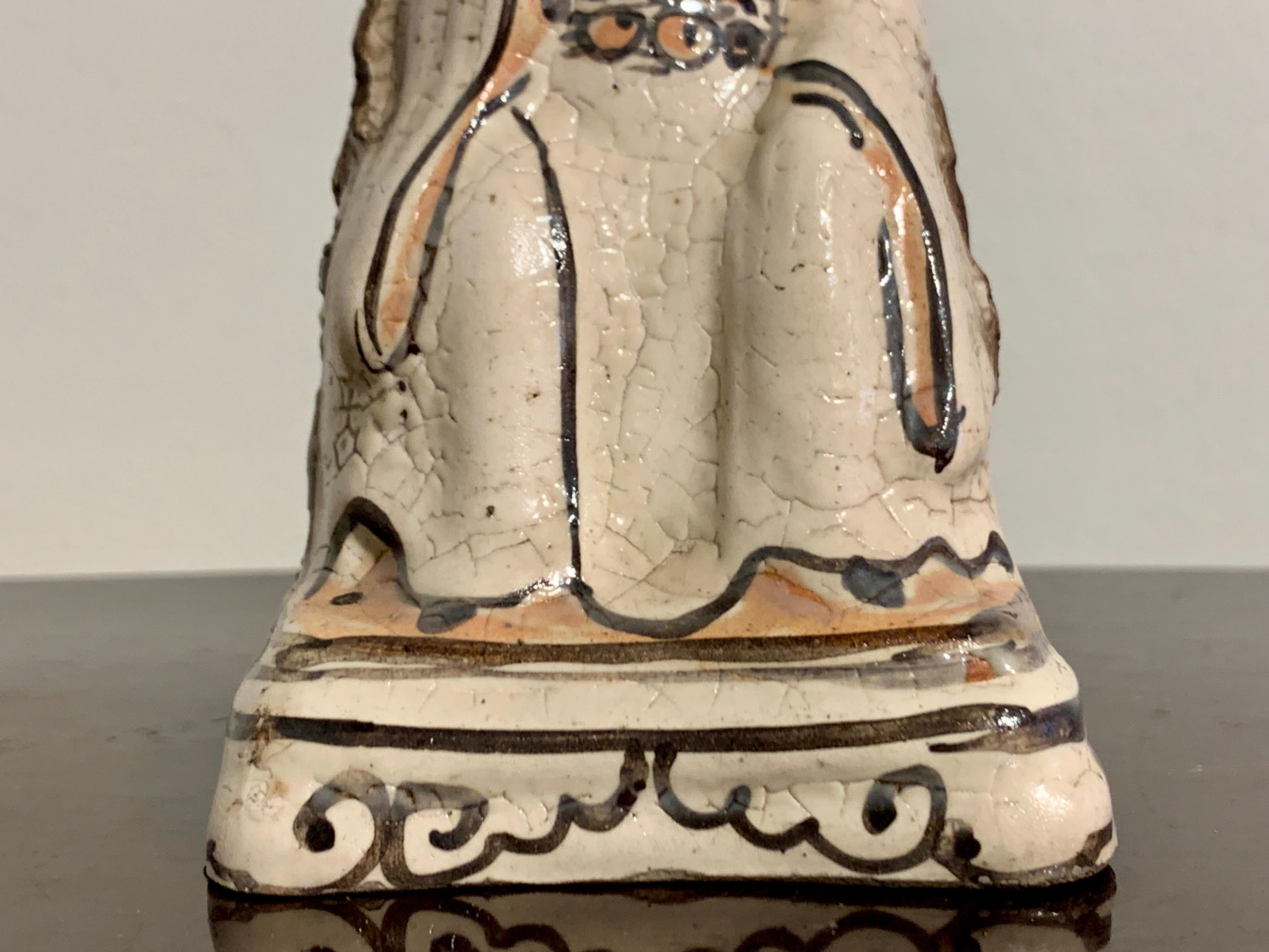 Grès Petite figure chinoise en glaçure de Cizhou représentant une divinité daoïste, Song à la dynastie Ming en vente